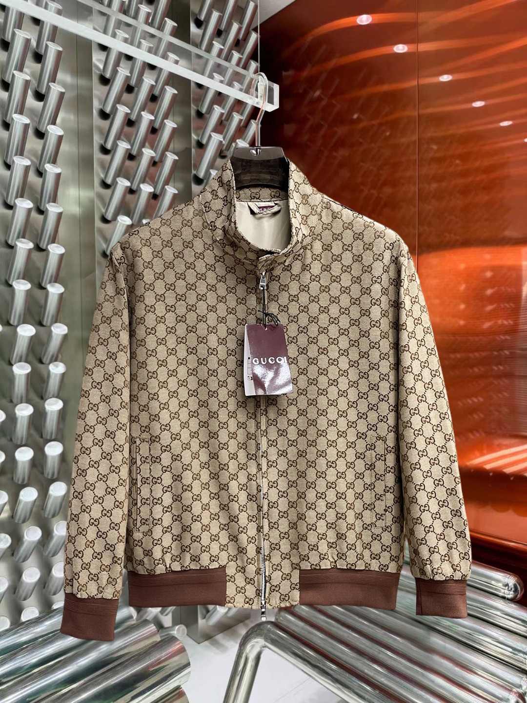 NO:597024,Gucci 2025 new autumn jacket, the new product on the show is in perfect condition, comfortable and warm, complete with three colors, full and attractive color, very outstanding design, easily upgrades the fashion sense, extremely elegant and rigorous workmanship, neat and meticulous wiring!  A masterpiece from a famous designer!  The upper body does not look bloated and is super handsome!  Available size M ~ XXXL,,jackets & coats,jackets & coats,alexander wang19860909古奇 2025秋季新款夹克外套,秀场新品品相非常完美,舒适保暖,三标齐全色泽饱满诱人,非常出彩的设计,轻松将时髦感进阶,做工极为考究严谨,走线工整细致！大牌设计师巨作！上身不显臃肿、超级帅气！现货码数M ～ XXXL,,jackets & coats,jackets & coats,alexander wang,Men's clothing