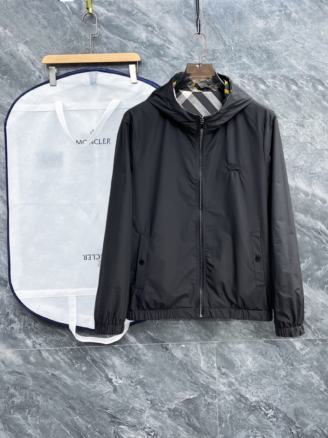 NO:598123,Burberry's 2025 new autumn jacket, the new product on the show is in perfect condition, comfortable and warm, complete with three colors, full and attractive color, very outstanding design, easily upgrades the fashion sense, extremely elegant and rigorous workmanship, neat and meticulous wiring!  A masterpiece from a famous designer!  The upper body does not look bloated and is super handsome!  Available size M ~ XXXL,,burberry,jackets & coats,jackets & coats,alexander wang19860909巴宝莉 2025秋季新款夹克外套,秀场新品品相非常完美,舒适保暖,三标齐全色泽饱满诱人,非常出彩的设计,轻松将时髦感进阶,做工极为考究严谨,走线工整细致！大牌设计师巨作！上身不显臃肿、超级帅气！现货码数M ～ XXXL,,burberry,jackets & coats,jackets & coats,alexander wang,Men's clothing