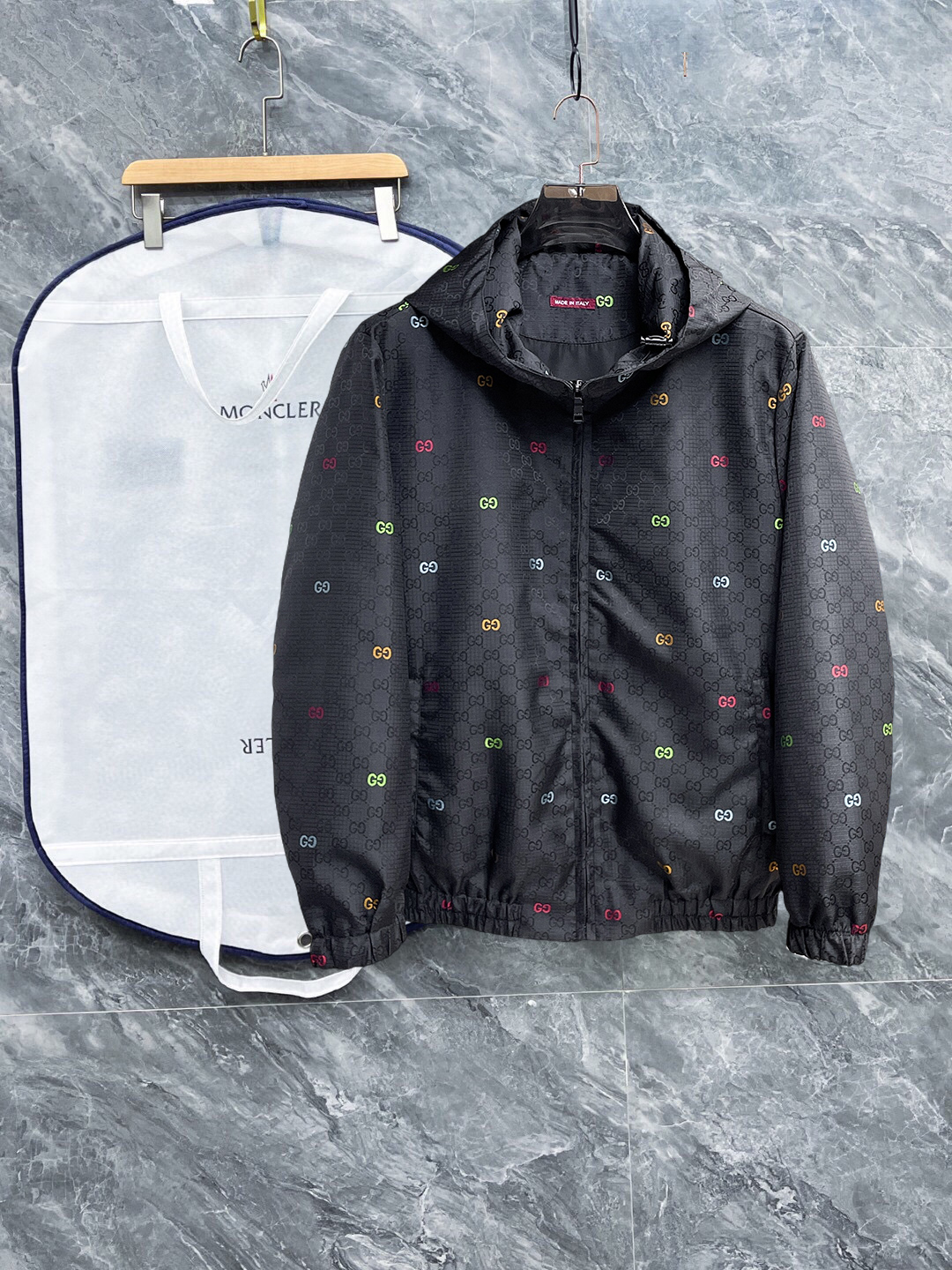 NO:598125,Gucci 2025 new autumn jacket, the new product on the show is in perfect condition, comfortable and warm, complete with three colors, full and attractive color, very outstanding design, easily upgrades the fashion sense, extremely elegant and rigorous workmanship, neat and meticulous wiring!  A masterpiece from a famous designer!  The upper body does not look bloated and is super handsome!  Available size M ~ XXXL,,jackets & coats,jackets & coats,alexander wang19860909古奇 2025秋季新款夹克外套,秀场新品品相非常完美,舒适保暖,三标齐全色泽饱满诱人,非常出彩的设计,轻松将时髦感进阶,做工极为考究严谨,走线工整细致！大牌设计师巨作！上身不显臃肿、超级帅气！现货码数M ～ XXXL,,jackets & coats,jackets & coats,alexander wang,Men's clothing