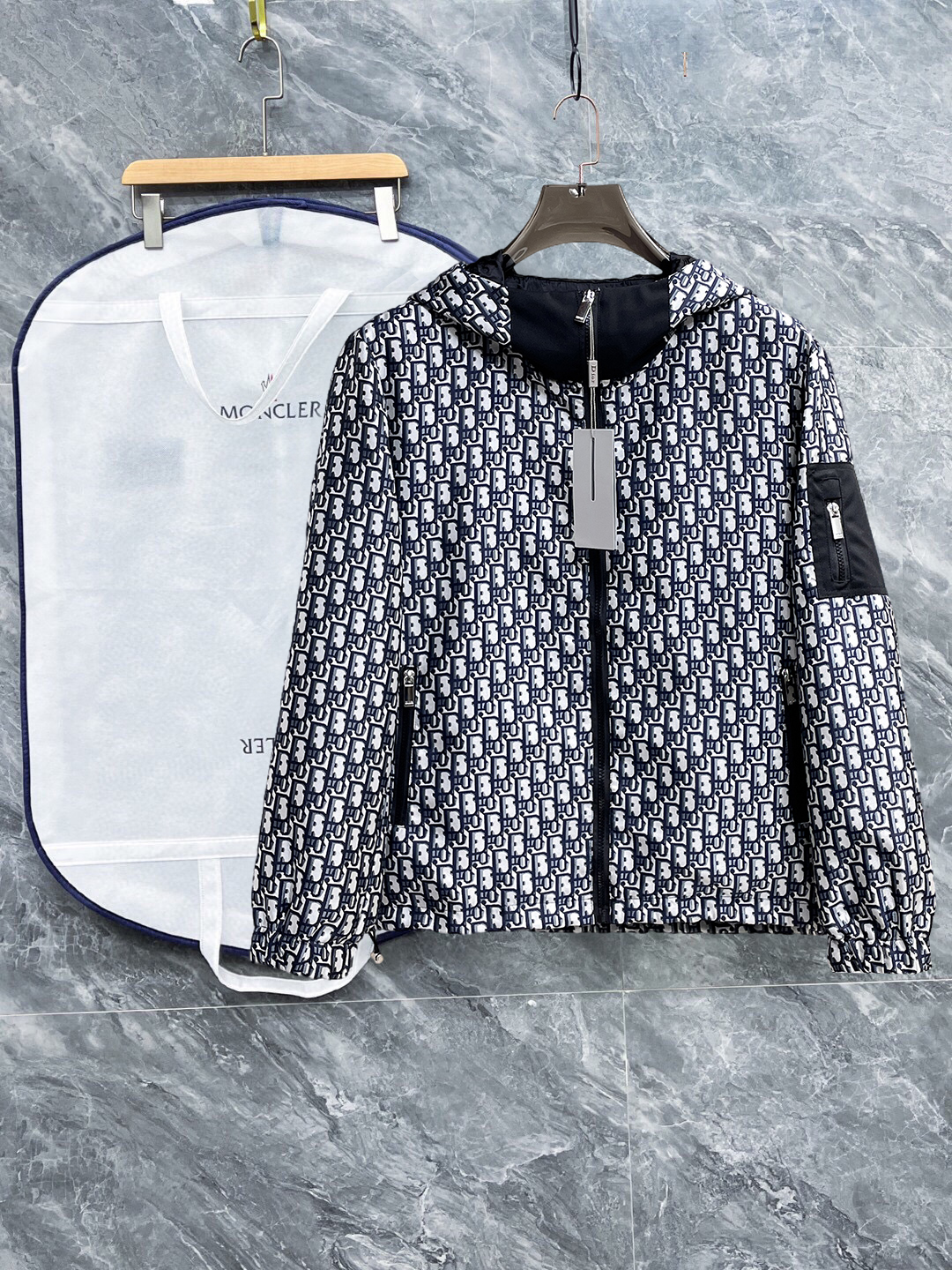 NO:598127,Dior's 2025 new autumn jacket, the new product on the show is in perfect condition, comfortable and warm, complete with three labels, full and attractive colors, very outstanding design, easily upgrades the fashion sense, extremely elegant and rigorous workmanship, neat and meticulous wiring!  A masterpiece from a famous designer!  The upper body does not look bloated and is super handsome!  Available sizes M ~ XXXL,,dior,jackets & coats,jackets & coats,alexander wang19860909迪奥 2025秋季新款夹克外套,秀场新品品相非常完美,舒适保暖,三标齐全色泽饱满诱人,非常出彩的设计,轻松将时髦感进阶,做工极为考究严谨,走线工整细致！大牌设计师巨作！上身不显臃肿、超级帅气！现货码数M ～ XXXL,,dior,jackets & coats,jackets & coats,alexander wang,Men's clothing