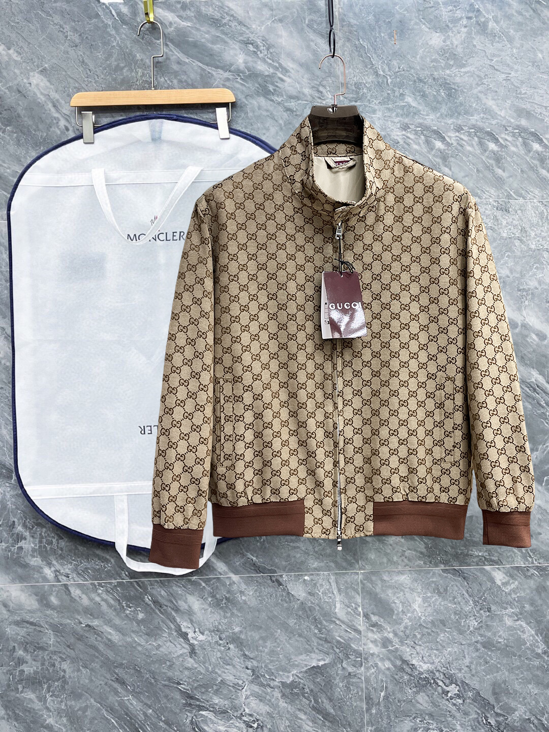 NO:598129,Gucci 2025 new autumn jacket, the new product on the show is in perfect condition, comfortable and warm, complete with three colors, full and attractive color, very outstanding design, easily upgrades the fashion sense, extremely elegant and rigorous workmanship, neat and meticulous wiring!  A masterpiece from a famous designer!  The upper body does not look bloated and is super handsome!  Available size M ~ XXXL,,jackets & coats,jackets & coats,alexander wang19860909古奇 2025秋季新款夹克外套,秀场新品品相非常完美,舒适保暖,三标齐全色泽饱满诱人,非常出彩的设计,轻松将时髦感进阶,做工极为考究严谨,走线工整细致！大牌设计师巨作！上身不显臃肿、超级帅气！现货码数M ～ XXXL,,jackets & coats,jackets & coats,alexander wang,Men's clothing