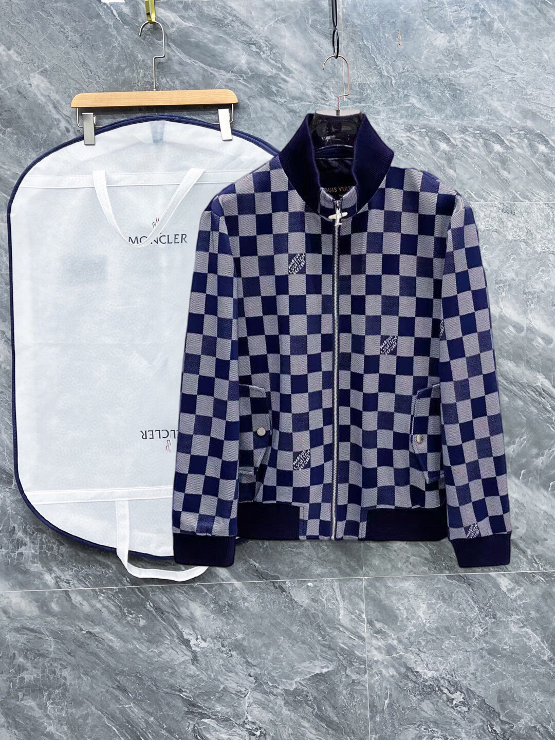 NO:598131,LV 2025 autumn new jacket, the new product on the show is in perfect condition, comfortable and warm, complete with three labels, full and attractive color, very outstanding design, easily upgrades the fashion sense, extremely sophisticated workmanship, neat and meticulous wiring!  A masterpiece from a famous designer!  The upper body does not look bloated and is super handsome!  Available sizes M ~ XXXL,,louis vuitton,jackets & coats,jackets & coats,alexander wang19860909Lv 2025秋季新款夹克外套,秀场新品品相非常完美,舒适保暖,三标齐全色泽饱满诱人,非常出彩的设计,轻松将时髦感进阶,做工极为考究严谨,走线工整细致！大牌设计师巨作！上身不显臃肿、超级帅气！现货码数M ～ XXXL,,louis vuitton,jackets & coats,jackets & coats,alexander wang,Men's clothing