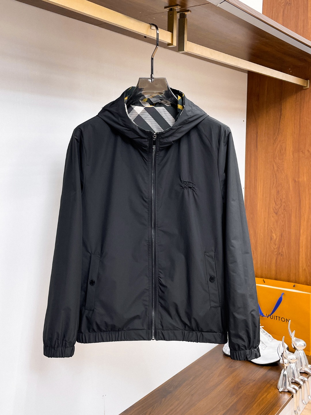 NO:612194,Burberry's 2025 new autumn jacket, the new product on the show is in perfect condition, comfortable and warm, complete with three colors, full and attractive color, very outstanding design, easily upgrades the fashion sense, extremely elegant and rigorous workmanship, neat and meticulous wiring!  A masterpiece from a famous designer!  The upper body does not look bloated and is super handsome!  Available size M ~ XXXL,,burberry,jackets & coats,jackets & coats,alexander wang19860909巴宝莉 2025秋季新款夹克外套,秀场新品品相非常完美,舒适保暖,三标齐全色泽饱满诱人,非常出彩的设计,轻松将时髦感进阶,做工极为考究严谨,走线工整细致！大牌设计师巨作！上身不显臃肿、超级帅气！现货码数M ～ XXXL,,burberry,jackets & coats,jackets & coats,alexander wang,Men's clothing