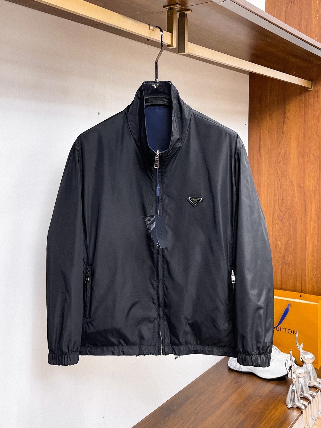 NO:612198,Prada 2025 new autumn jacket, the new product on the show is in perfect condition, comfortable and warm, complete with three colors, full and attractive color, very outstanding design, easily upgrades the fashion sense, extremely elegant and rigorous workmanship, neat and meticulous wiring!  A masterpiece from a famous designer!  The upper body does not look bloated and is super handsome!  Available sizes M ~ XXXL,,prada,jackets & coats,jackets & coats,alexander wang19860909普拉达 2025秋季新款夹克外套,秀场新品品相非常完美,舒适保暖,三标齐全色泽饱满诱人,非常出彩的设计,轻松将时髦感进阶,做工极为考究严谨,走线工整细致！大牌设计师巨作！上身不显臃肿、超级帅气！现货码数M ～ XXXL,,prada,jackets & coats,jackets & coats,alexander wang,Men's clothing