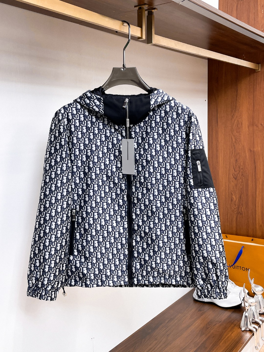 NO:612206,Dior's 2025 new autumn jacket, the new product on the show is in perfect condition, comfortable and warm, complete with three labels, full and attractive colors, very outstanding design, easily upgrades the fashion sense, extremely elegant and rigorous workmanship, neat and meticulous wiring!  A masterpiece from a famous designer!  The upper body does not look bloated and is super handsome!  Available sizes M ~ XXXL,,dior,jackets & coats,jackets & coats,alexander wang19860909迪奥 2025秋季新款夹克外套,秀场新品品相非常完美,舒适保暖,三标齐全色泽饱满诱人,非常出彩的设计,轻松将时髦感进阶,做工极为考究严谨,走线工整细致！大牌设计师巨作！上身不显臃肿、超级帅气！现货码数M ～ XXXL,,dior,jackets & coats,jackets & coats,alexander wang,Men's clothing