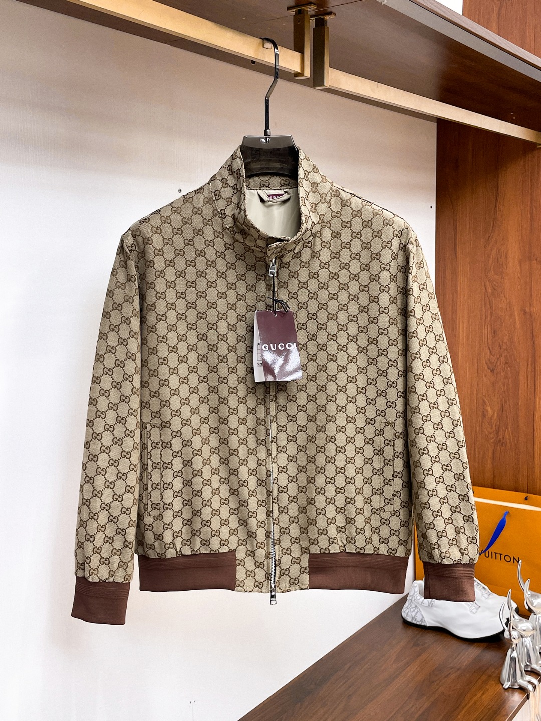 NO:612210,Gucci 2025 new autumn jacket, the new product on the show is in perfect condition, comfortable and warm, complete with three colors, full and attractive color, very outstanding design, easily upgrades the fashion sense, extremely elegant and rigorous workmanship, neat and meticulous wiring!  A masterpiece from a famous designer!  The upper body does not look bloated and is super handsome!  Available size M ~ XXXL,,jackets & coats,jackets & coats,alexander wang19860909古奇 2025秋季新款夹克外套,秀场新品品相非常完美,舒适保暖,三标齐全色泽饱满诱人,非常出彩的设计,轻松将时髦感进阶,做工极为考究严谨,走线工整细致！大牌设计师巨作！上身不显臃肿、超级帅气！现货码数M ～ XXXL,,jackets & coats,jackets & coats,alexander wang,Men's clothing