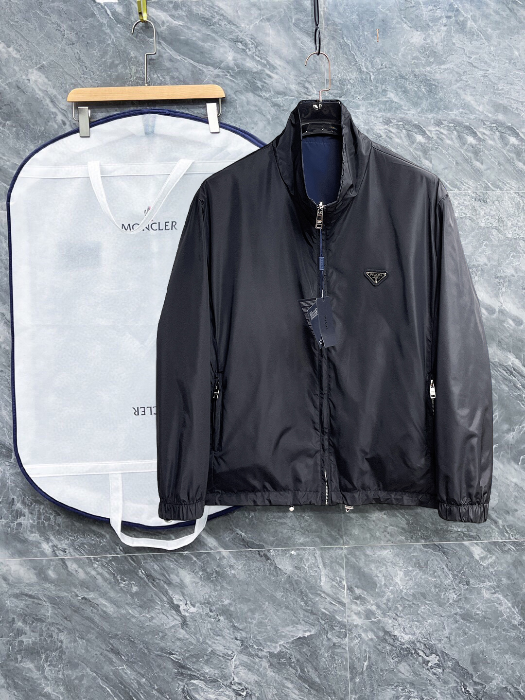 NO:598133,Prada 2025 new autumn jacket, the new product on the show is in perfect condition, comfortable and warm, complete with three colors, full and attractive color, very outstanding design, easily upgrades the fashion sense, extremely elegant and rigorous workmanship, neat and meticulous wiring!  A masterpiece from a famous designer!  The upper body does not look bloated and is super handsome!  Available sizes M ~ XXXL,,prada,jackets & coats,jackets & coats,alexander wang19860909普拉达 2025秋季新款夹克外套,秀场新品品相非常完美,舒适保暖,三标齐全色泽饱满诱人,非常出彩的设计,轻松将时髦感进阶,做工极为考究严谨,走线工整细致！大牌设计师巨作！上身不显臃肿、超级帅气！现货码数M ～ XXXL,,prada,jackets & coats,jackets & coats,alexander wang,Men's clothing