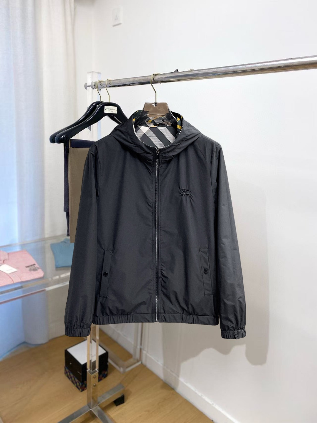 NO:599116,Burberry's 2025 new autumn jacket, the new product on the show is in perfect condition, comfortable and warm, complete with three colors, full and attractive color, very outstanding design, easily upgrades the fashion sense, extremely elegant and rigorous workmanship, neat and meticulous wiring!  A masterpiece from a famous designer!  The upper body does not look bloated and is super handsome!  Available size M ~ XXXL,,burberry,jackets & coats,jackets & coats,alexander wang19860909巴宝莉 2025秋季新款夹克外套,秀场新品品相非常完美,舒适保暖,三标齐全色泽饱满诱人,非常出彩的设计,轻松将时髦感进阶,做工极为考究严谨,走线工整细致！大牌设计师巨作！上身不显臃肿、超级帅气！现货码数M ～ XXXL,,burberry,jackets & coats,jackets & coats,alexander wang,Men's clothing