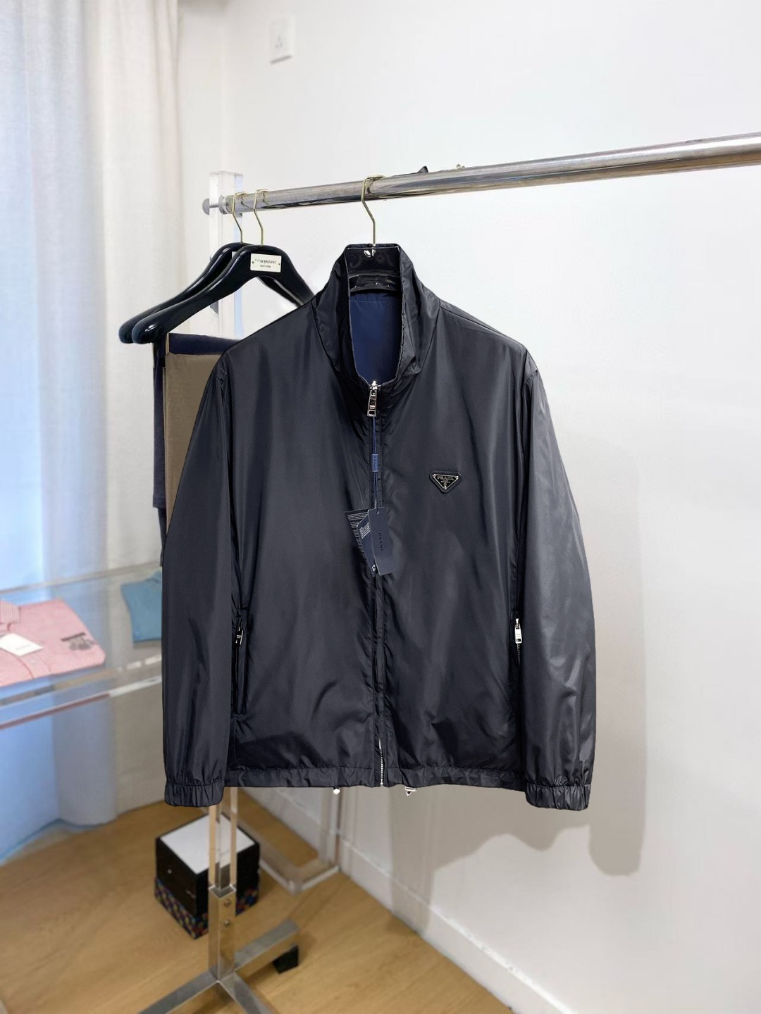 NO:599119,Prada 2025 new autumn jacket, the new product on the show is in perfect condition, comfortable and warm, complete with three colors, full and attractive color, very outstanding design, easily upgrades the fashion sense, extremely elegant and rigorous workmanship, neat and meticulous wiring!  A masterpiece from a famous designer!  The upper body does not look bloated and is super handsome!  Available sizes M ~ XXXL,,prada,jackets & coats,jackets & coats,alexander wang19860909普拉达 2025秋季新款夹克外套,秀场新品品相非常完美,舒适保暖,三标齐全色泽饱满诱人,非常出彩的设计,轻松将时髦感进阶,做工极为考究严谨,走线工整细致！大牌设计师巨作！上身不显臃肿、超级帅气！现货码数M ～ XXXL,,prada,jackets & coats,jackets & coats,alexander wang,Men's clothing