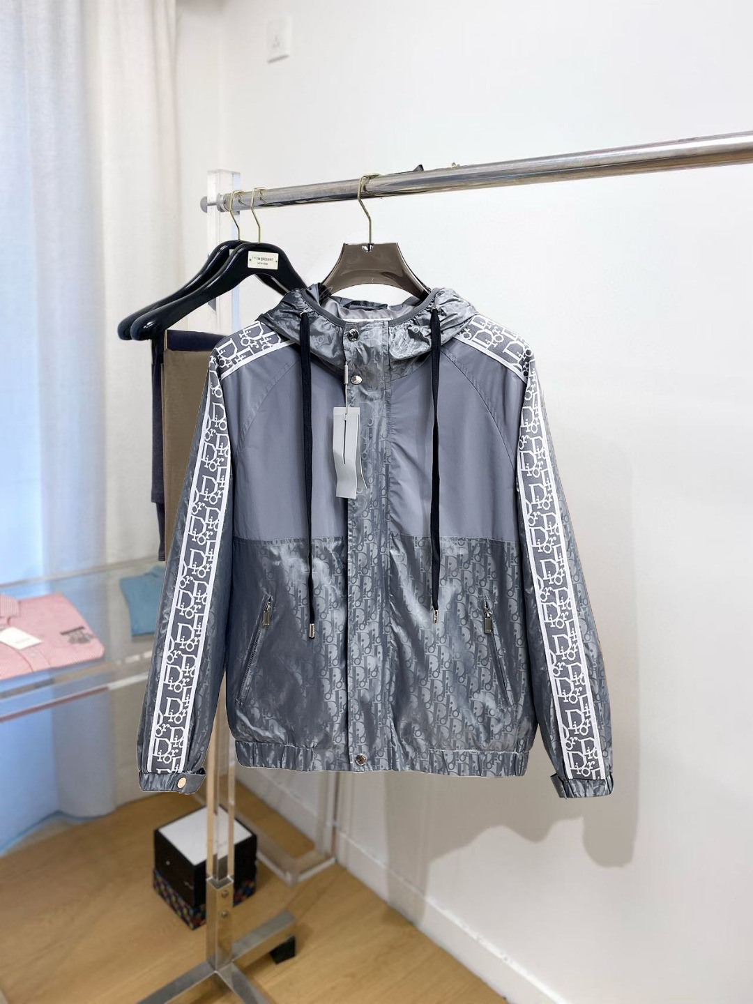 NO:599125,Dior's 2025 new autumn jacket, the new product on the show is in perfect condition, comfortable and warm, complete with three labels, full and attractive colors, very outstanding design, easily upgrades the fashion sense, extremely elegant and rigorous workmanship, neat and meticulous wiring!  A masterpiece from a famous designer!  The upper body does not look bloated and is super handsome!  Available sizes M ~ XXXL,,dior,jackets & coats,jackets & coats,alexander wang19860909迪奥 2025秋季新款夹克外套,秀场新品品相非常完美,舒适保暖,三标齐全色泽饱满诱人,非常出彩的设计,轻松将时髦感进阶,做工极为考究严谨,走线工整细致！大牌设计师巨作！上身不显臃肿、超级帅气！现货码数M ～ XXXL,,dior,jackets & coats,jackets & coats,alexander wang,Men's clothing