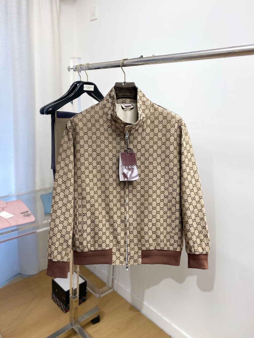 NO:599128,Gucci 2025 new autumn jacket, the new product on the show is in perfect condition, comfortable and warm, complete with three colors, full and attractive color, very outstanding design, easily upgrades the fashion sense, extremely elegant and rigorous workmanship, neat and meticulous wiring!  A masterpiece from a famous designer!  The upper body does not look bloated and is super handsome!  Available size M ~ XXXL,,jackets & coats,jackets & coats,alexander wang19860909古奇 2025秋季新款夹克外套,秀场新品品相非常完美,舒适保暖,三标齐全色泽饱满诱人,非常出彩的设计,轻松将时髦感进阶,做工极为考究严谨,走线工整细致！大牌设计师巨作！上身不显臃肿、超级帅气！现货码数M ～ XXXL,,jackets & coats,jackets & coats,alexander wang,Men's clothing