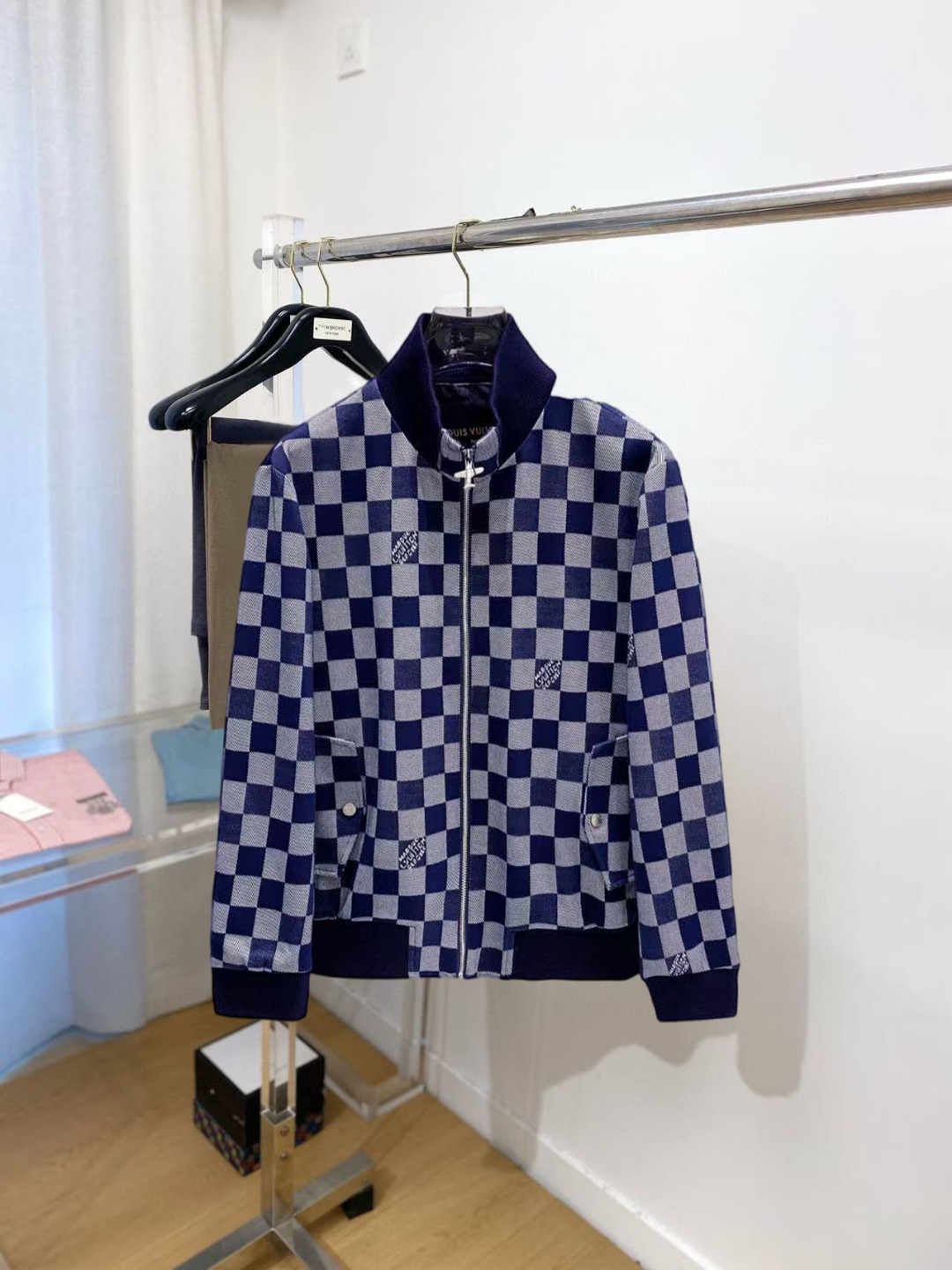 NO:599131,LV 2025 autumn new jacket, the new product on the show is in perfect condition, comfortable and warm, complete with three labels, full and attractive color, very outstanding design, easily upgrades the fashion sense, extremely sophisticated workmanship, neat and meticulous wiring!  A masterpiece from a famous designer!  The upper body does not look bloated and is super handsome!  Available sizes M ~ XXXL,,louis vuitton,jackets & coats,jackets & coats,alexander wang19860909Lv 2025秋季新款夹克外套,秀场新品品相非常完美,舒适保暖,三标齐全色泽饱满诱人,非常出彩的设计,轻松将时髦感进阶,做工极为考究严谨,走线工整细致！大牌设计师巨作！上身不显臃肿、超级帅气！现货码数M ～ XXXL,,louis vuitton,jackets & coats,jackets & coats,alexander wang,Men's clothing