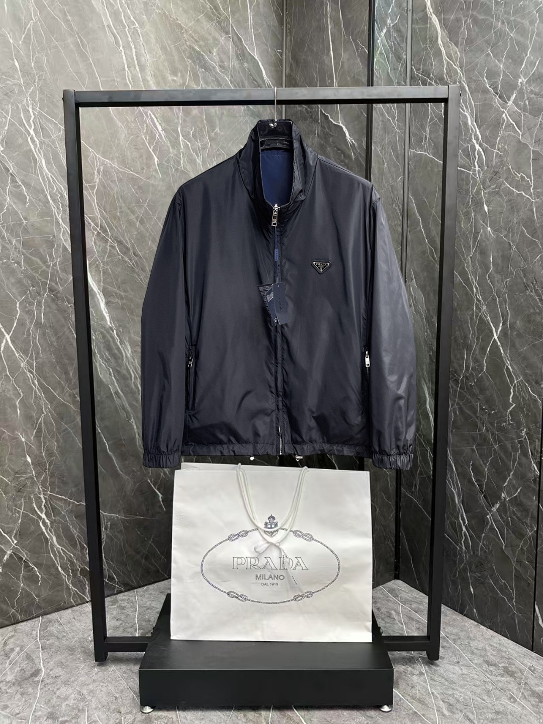 NO:600338,Prada 2025 autumn new men's jacket, original three-standard high-end version!  Custom-made fabrics at the counter are highly breathable and comfortable, with impeccable details, brand element design concepts, and professional purchase-level reflection of high quality. It feels delicate and soft!  It presents a casual cut and the upper body shape is awesome!  Size M～XXXL,,prada,jackets & coats,jackets & coats,alexander wang19860909普拉达 2025秋季新款男士夹克外套,原单三标齐全高端版本！专柜定制面料 透气舒适度高,细节无可挑剔,品牌元素设计理念,专业代购级体现高品质.手感细腻柔软！呈现休闲裁剪,上身版型超赞！码数M～XXXL,,prada,jackets & coats,jackets & coats,alexander wang,Men's clothing