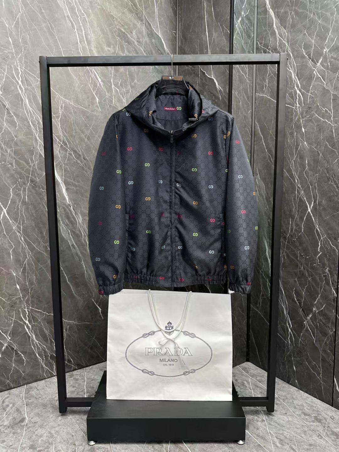 NO:600341,Gucci 2025 new autumn men's jacket, original three-standard high-end version!  Custom-made fabrics at the counter are highly breathable and comfortable, with impeccable details, brand element design concepts, and professional purchase-level reflection of high quality. It feels delicate and soft!  It presents a casual cut and the upper body shape is awesome!  Size M～XXXL,,jackets & coats,jackets & coats,alexander wang19860909古奇 2025秋季新款男士夹克外套,原单三标齐全高端版本！专柜定制面料 透气舒适度高,细节无可挑剔,品牌元素设计理念,专业代购级体现高品质.手感细腻柔软！呈现休闲裁剪,上身版型超赞！码数M～XXXL,,jackets & coats,jackets & coats,alexander wang,Men's clothing