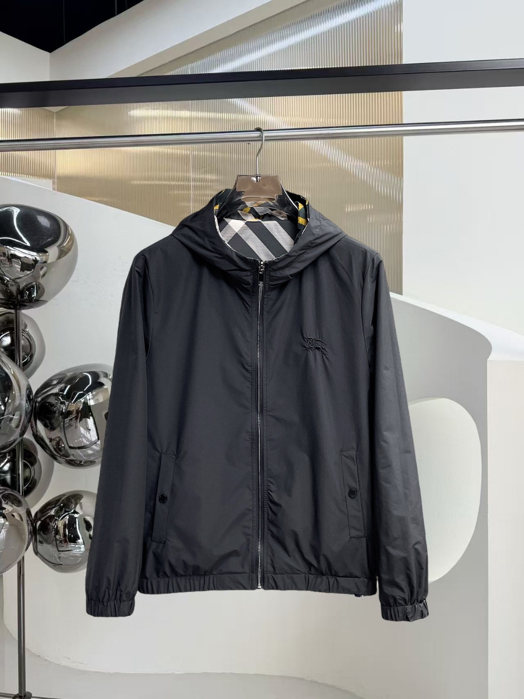 NO:601343,Burberry's new 2025 early autumn jacket, the new product on the show is in perfect condition, comfortable and warm, complete with three colors, full and attractive color, very outstanding design, easily upgrades the sense of fashion, the workmanship is extremely sophisticated and rigorous, and the wiring is neat and meticulous!  A masterpiece from a famous designer!  The upper body does not look bloated and is super handsome!  Available size M ~ XXXL,,burberry,jackets & coats,jackets & coats,alexander wang19860909巴宝莉 2025初秋新款夹克外套,秀场新品品相非常完美,舒适保暖,三标齐全色泽饱满诱人,非常出彩的设计,轻松将时髦感进阶,做工极为考究严谨,走线工整细致！大牌设计师巨作！上身不显臃肿、超级帅气！现货码数M ～ XXXL,,burberry,jackets & coats,jackets & coats,alexander wang,Men's clothing