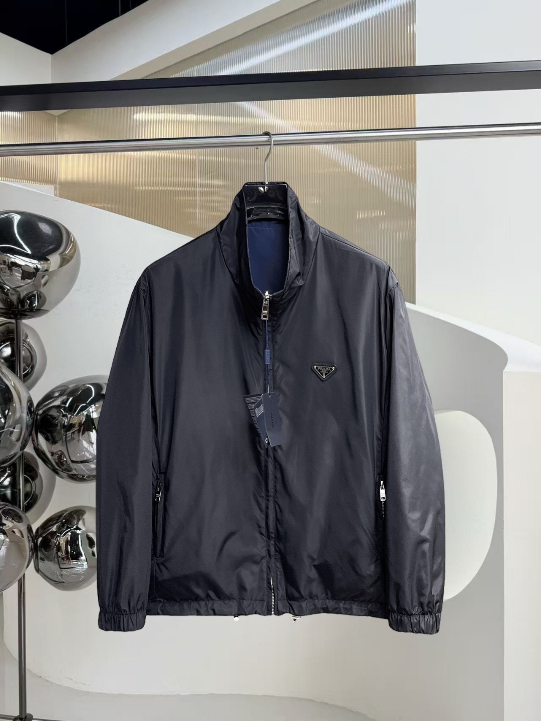 NO:601346,Prada's new 2025 early autumn jacket, the new product on the show is in perfect condition, comfortable and warm, complete with three colors, full of attractive colors, very outstanding design, easily upgrades the sense of fashion, extremely elegant and rigorous workmanship, neat and meticulous wiring!  A masterpiece from a famous designer!  The upper body does not look bloated and is super handsome!  Available sizes M ~ XXXL,,prada,jackets & coats,jackets & coats,alexander wang19860909普拉达 2025初秋新款夹克外套,秀场新品品相非常完美,舒适保暖,三标齐全色泽饱满诱人,非常出彩的设计,轻松将时髦感进阶,做工极为考究严谨,走线工整细致！大牌设计师巨作！上身不显臃肿、超级帅气！现货码数M ～ XXXL,,prada,jackets & coats,jackets & coats,alexander wang,Men's clothing