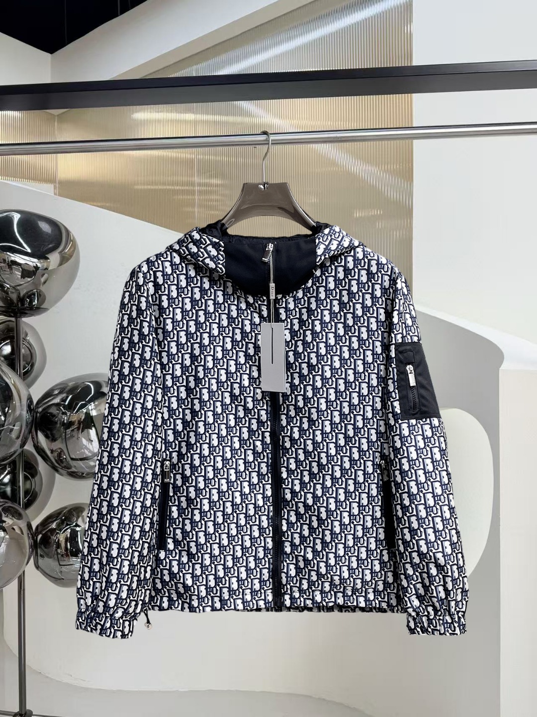 NO:601323,Dior's new 2025 early autumn jacket, the new product on the show is in perfect condition, comfortable and warm, complete with three labels, full of attractive colors, very outstanding design, easily upgrades the sense of fashion, extremely elegant and rigorous workmanship, neat and meticulous wiring!  A masterpiece from a famous designer!  The upper body does not look bloated and is super handsome!  Available sizes M ~ XXXL,,dior,jackets & coats,jackets & coats,alexander wang19860909迪奥 2025初秋新款夹克外套,秀场新品品相非常完美,舒适保暖,三标齐全色泽饱满诱人,非常出彩的设计,轻松将时髦感进阶,做工极为考究严谨,走线工整细致！大牌设计师巨作！上身不显臃肿、超级帅气！现货码数M ～ XXXL,,dior,jackets & coats,jackets & coats,alexander wang,Men's clothing