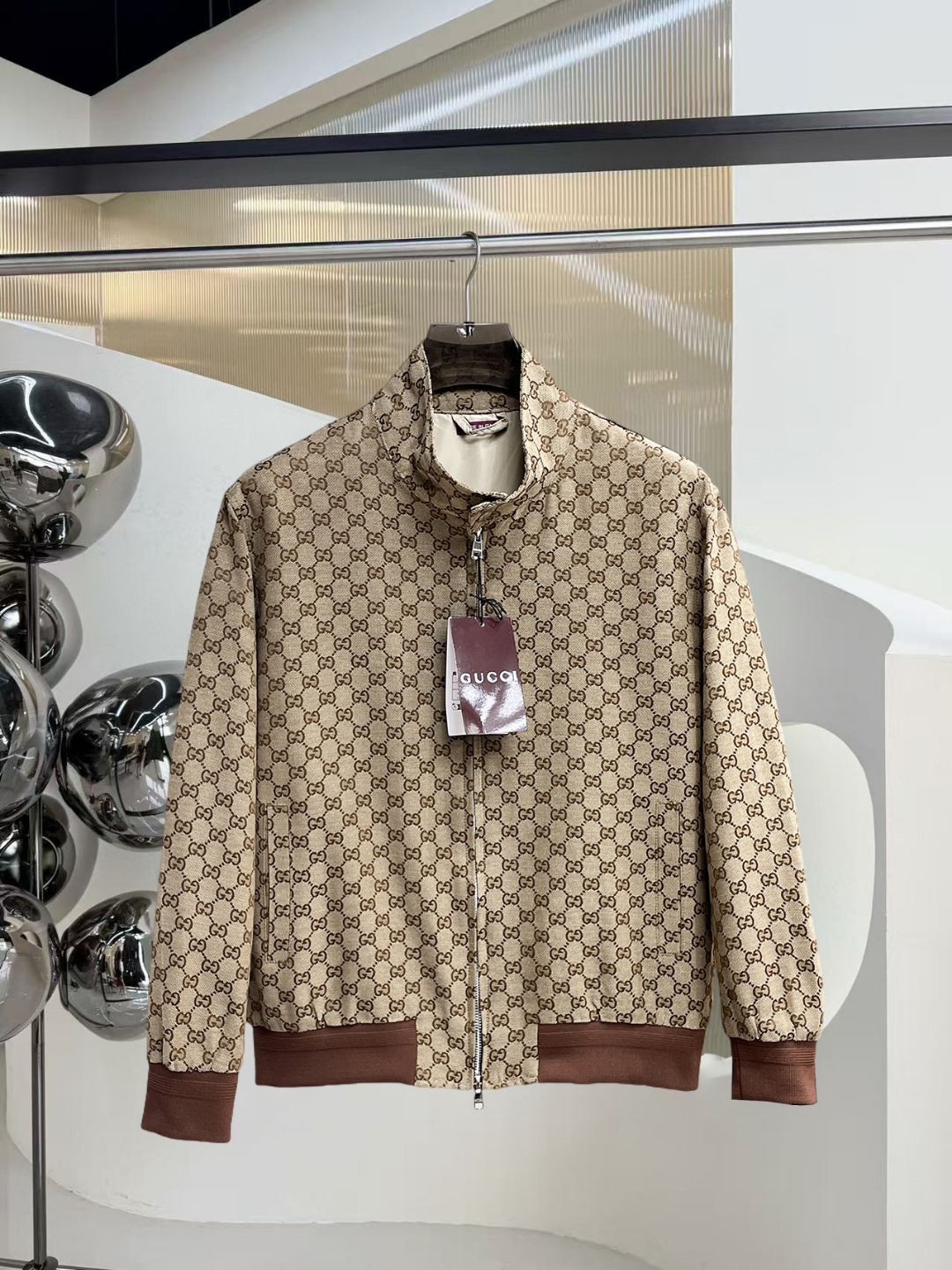 NO:601326,Gucci's new 2025 early autumn jacket, the new product on the show is in perfect condition, comfortable and warm, complete with three colors, full of attractive colors, very outstanding design, easily upgrades the fashion sense, extremely elegant and rigorous workmanship, neat and meticulous wiring!  A masterpiece from a famous designer!  The upper body does not look bloated and is super handsome!  Available size M ~ XXXL,,jackets & coats,jackets & coats,alexander wang19860909古奇 2025初秋新款夹克外套,秀场新品品相非常完美,舒适保暖,三标齐全色泽饱满诱人,非常出彩的设计,轻松将时髦感进阶,做工极为考究严谨,走线工整细致！大牌设计师巨作！上身不显臃肿、超级帅气！现货码数M ～ XXXL,,jackets & coats,jackets & coats,alexander wang,Men's clothing