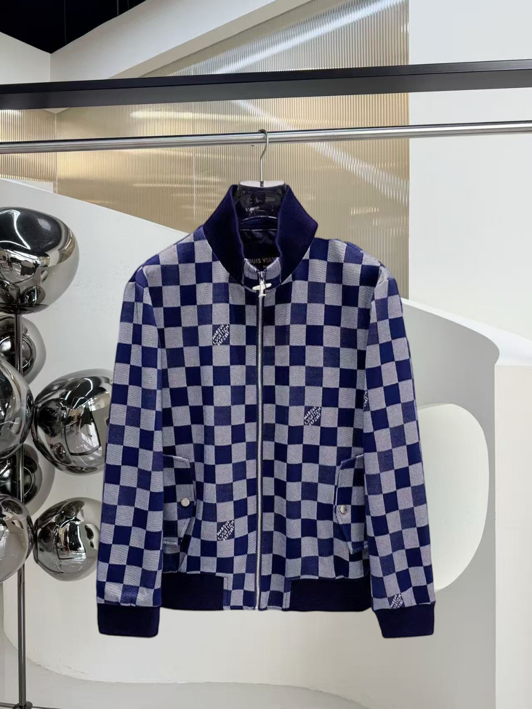 NO:601340,Lv 2025 early autumn new jacket, the new product on the show is in perfect condition, comfortable and warm, complete with three labels, full and attractive color, very outstanding design, easily upgrades the fashion sense, the workmanship is extremely sophisticated and rigorous, and the wiring is neat and meticulous!  A masterpiece from a famous designer!  The upper body does not look bloated and is super handsome!  Available sizes M ~ XXXL,,louis vuitton,jackets & coats,jackets & coats,alexander wang19860909Lv 2025初秋新款夹克外套,秀场新品品相非常完美,舒适保暖,三标齐全色泽饱满诱人,非常出彩的设计,轻松将时髦感进阶,做工极为考究严谨,走线工整细致！大牌设计师巨作！上身不显臃肿、超级帅气！现货码数M ～ XXXL,,louis vuitton,jackets & coats,jackets & coats,alexander wang,Men's clothing