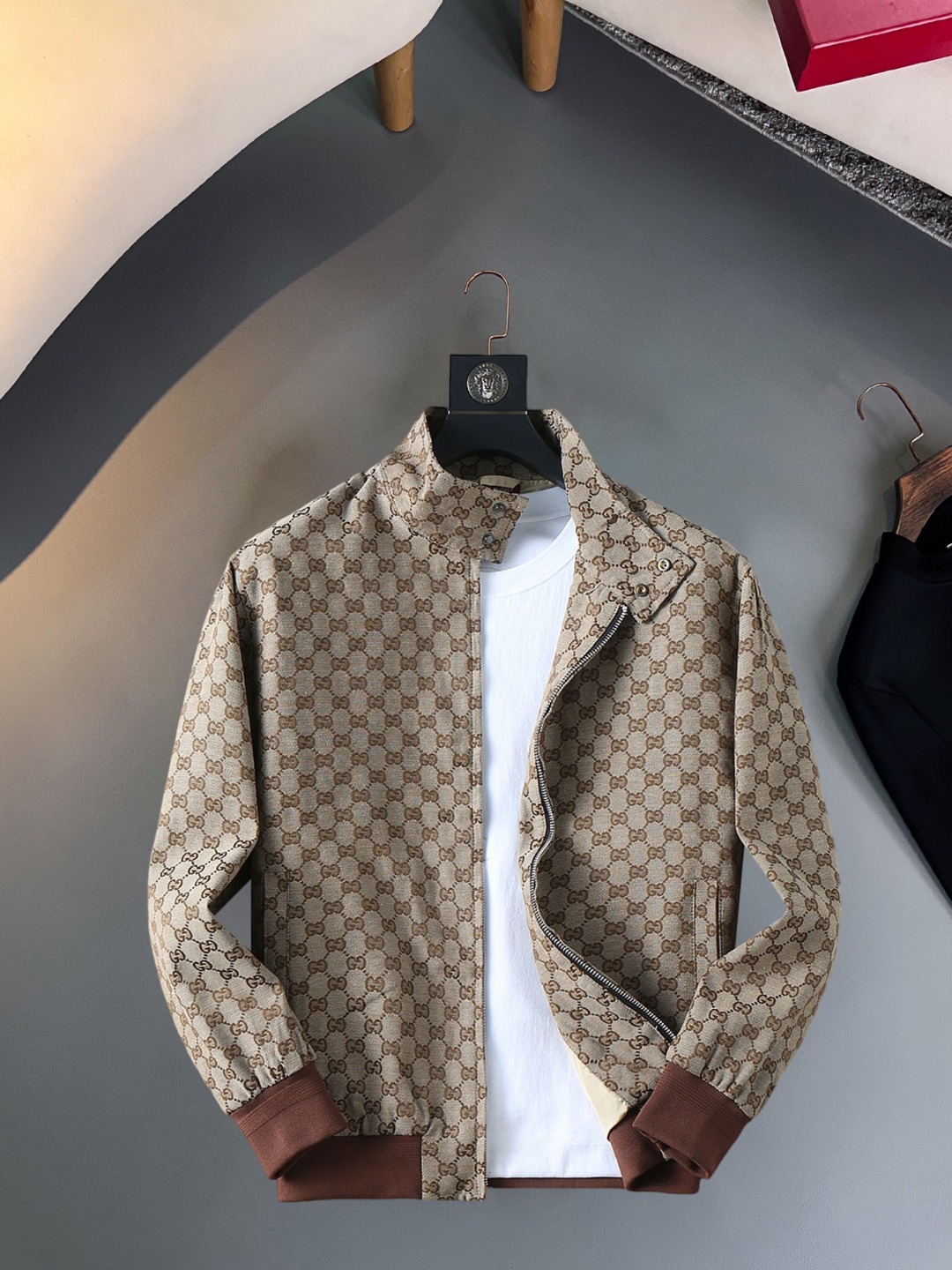 NO:623159,Gucci's new 2025 early autumn jacket, the new product on the show is in perfect condition, comfortable and warm, complete with three colors, full of attractive colors, very outstanding design, easily upgrades the fashion sense, extremely elegant and rigorous workmanship, neat and meticulous wiring!  A masterpiece from a famous designer!  The upper body does not look bloated and is super handsome!  Available size M ~ XXXL,,jackets & coats,jackets & coats,alexander wang19860909古奇 2025初秋新款夹克外套,秀场新品品相非常完美,舒适保暖,三标齐全色泽饱满诱人,非常出彩的设计,轻松将时髦感进阶,做工极为考究严谨,走线工整细致！大牌设计师巨作！上身不显臃肿、超级帅气！现货码数M ～ XXXL,,jackets & coats,jackets & coats,alexander wang,Men's clothing