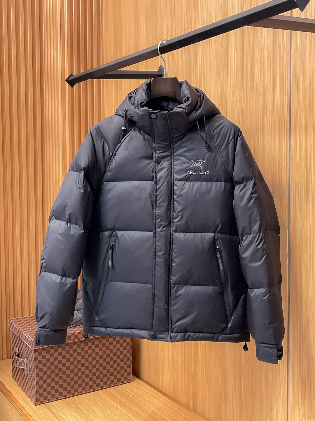 NO:607617,Arc'teryx GW exclusively supplies new classic down jackets for autumn and winter, hooded turtleneck down jackets, rarely available through trading company channels, hood snap-button detachable design  A must-have thermal item for cooling weather, it can be worn for daily life or outdoor sports. The fabric of this down jacket is smooth and shiny, wear-resistant, scratch-resistant and easy to care for. It is equipped with high-quality white goose down filling inside. It is matched with large square quilting technology to create a fluffy and full overall effect. It has good resilience and has a strong thermal insulation effect, so that you are not afraid of the cold outdoor weather in autumn and winter! Size: M-3xL, arc'teryx, down  jacket,hats,alexander wang19860909始祖鸟 GW独家专供秋冬新款经典羽绒服,连帽高领羽绒服 贸易公司渠道稀出,帽子按扣可拆卸设计 降温天气必备的保暖单品,不论是日常还是户外运动都能穿.该羽绒服面料质感光滑亮泽,耐磨防刮易打理,内里配置优质白鹅绒埴充,在搭配大方格绗缝工艺,wt打造蓬松饱满的整体效果,回弹性好,兼顾强悍的保暖锁温效果,让你无惧秋冬季寒冷的户外天气! 尺码:M-3xL,arc'teryx,down jacket,hats,alexander wang,Men's clothing