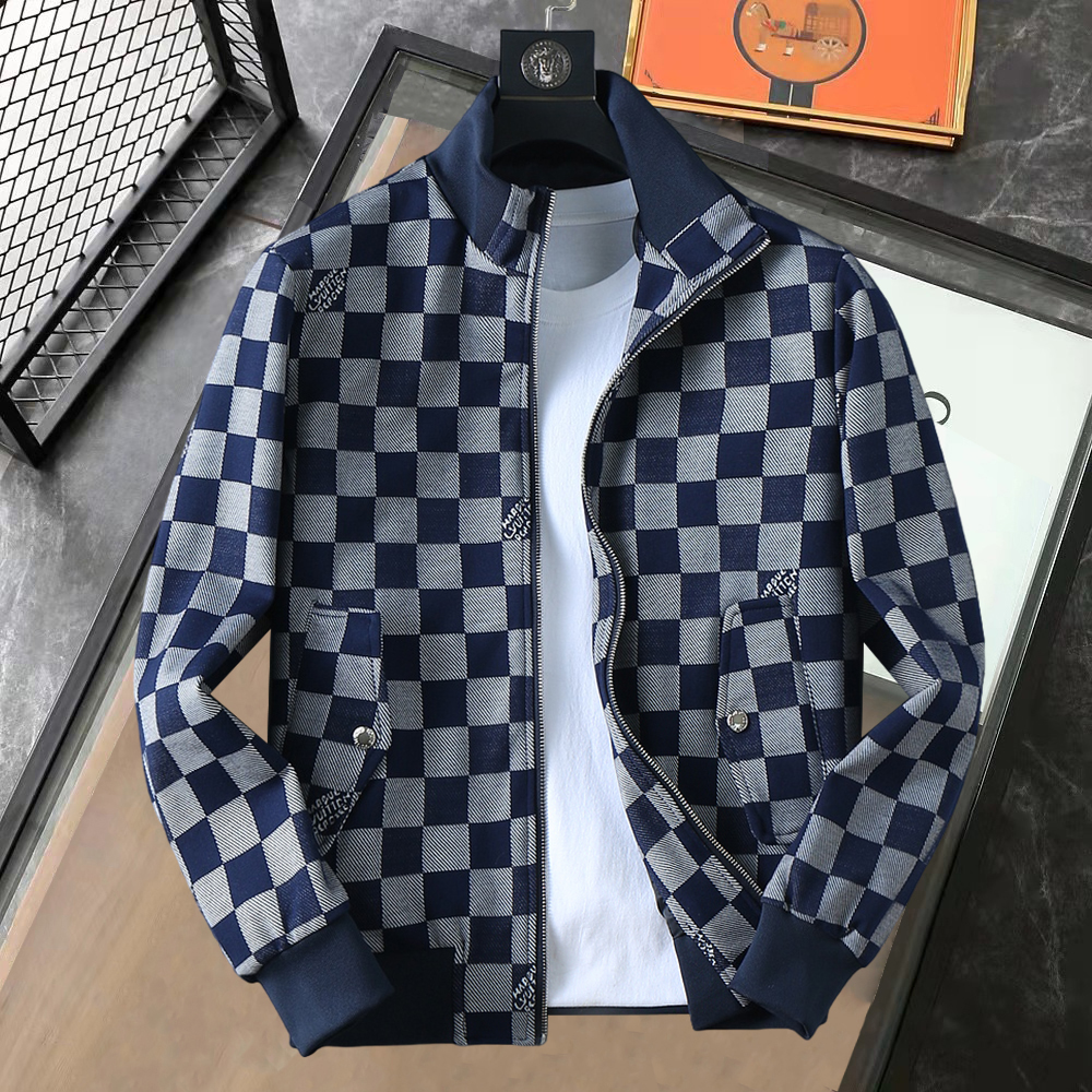 NO:610116,Lv 2025 early autumn new jacket, the new product on the show is in perfect condition, comfortable and warm, complete with three labels, full and attractive color, very outstanding design, easily upgrades the fashion sense, the workmanship is extremely sophisticated and rigorous, and the wiring is neat and meticulous!  A masterpiece from a famous designer!  The upper body does not look bloated and is super handsome!  Available sizes M ~ XXXL,,louis vuitton,jackets & coats,jackets & coats,alexander wang19860909Lv 2025初秋新款夹克外套,秀场新品品相非常完美,舒适保暖,三标齐全色泽饱满诱人,非常出彩的设计,轻松将时髦感进阶,做工极为考究严谨,走线工整细致！大牌设计师巨作！上身不显臃肿、超级帅气！现货码数M ～ XXXL,,louis vuitton,jackets & coats,jackets & coats,alexander wang,Men's clothing