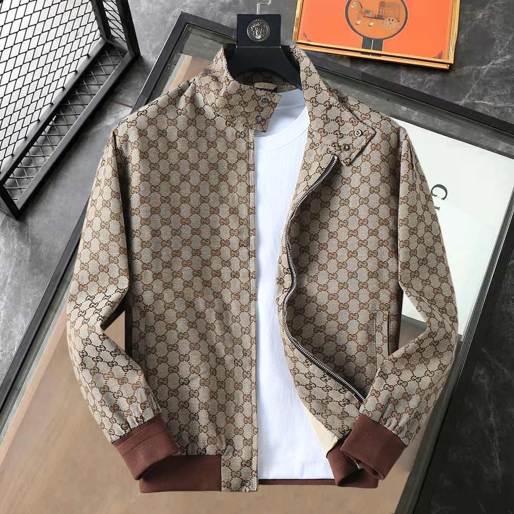 NO:610070,Gucci's new 2025 early autumn jacket, the new product on the show is in perfect condition, comfortable and warm, complete with three colors, full of attractive colors, very outstanding design, easily upgrades the fashion sense, extremely elegant and rigorous workmanship, neat and meticulous wiring!  A masterpiece from a famous designer!  The upper body does not look bloated and is super handsome!  Available size M ~ XXXL,,jackets & coats,jackets & coats,alexander wang19860909古奇 2025初秋新款夹克外套,秀场新品品相非常完美,舒适保暖,三标齐全色泽饱满诱人,非常出彩的设计,轻松将时髦感进阶,做工极为考究严谨,走线工整细致！大牌设计师巨作！上身不显臃肿、超级帅气！现货码数M ～ XXXL,,jackets & coats,jackets & coats,alexander wang,Men's clothing