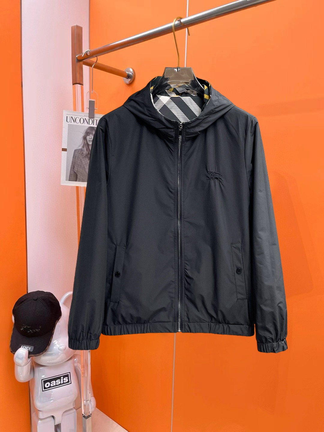 NO:647199,Burberry's 2025 new autumn jacket, the new product on the show is in perfect condition, comfortable and warm, complete with three colors, full and attractive color, very outstanding design, easily upgrades the fashion sense, extremely elegant and rigorous workmanship, neat and meticulous wiring!  A masterpiece from a famous designer!  The upper body does not look bloated and is super handsome!  Available size M ~ XXXL,,burberry,jackets & coats,jackets & coats,alexander wang19860909巴宝莉 2025秋季新款夹克外套,秀场新品品相非常完美,舒适保暖,三标齐全色泽饱满诱人,非常出彩的设计,轻松将时髦感进阶,做工极为考究严谨,走线工整细致！大牌设计师巨作！上身不显臃肿、超级帅气！现货码数M ～ XXXL,,burberry,jackets & coats,jackets & coats,alexander wang,Men's clothing