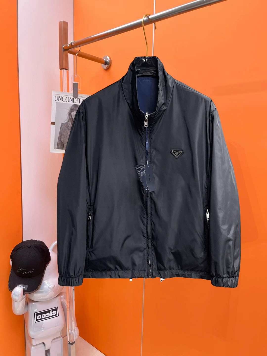 NO:647204,Prada 2025 new autumn jacket, the new product on the show is in perfect condition, comfortable and warm, complete with three colors, full and attractive color, very outstanding design, easily upgrades the fashion sense, extremely elegant and rigorous workmanship, neat and meticulous wiring!  A masterpiece from a famous designer!  The upper body does not look bloated and is super handsome!  Available sizes M ~ XXXL,,prada,jackets & coats,jackets & coats,alexander wang19860909普拉达 2025秋季新款夹克外套,秀场新品品相非常完美,舒适保暖,三标齐全色泽饱满诱人,非常出彩的设计,轻松将时髦感进阶,做工极为考究严谨,走线工整细致！大牌设计师巨作！上身不显臃肿、超级帅气！现货码数M ～ XXXL,,prada,jackets & coats,jackets & coats,alexander wang,Men's clothing