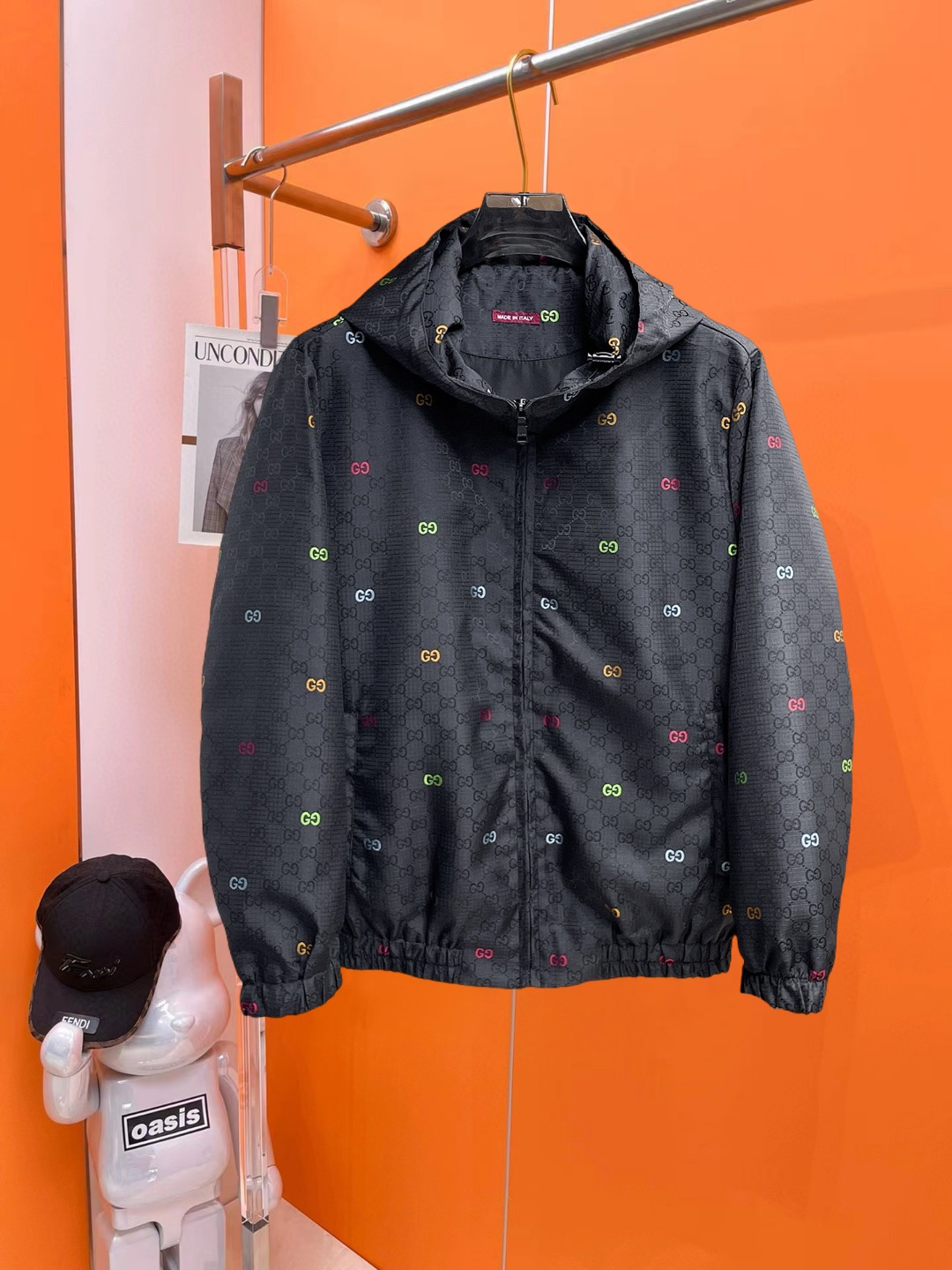 NO:647207,Gucci 2025 new autumn jacket, the new product on the show is in perfect condition, comfortable and warm, complete with three colors, full and attractive color, very outstanding design, easily upgrades the fashion sense, extremely elegant and rigorous workmanship, neat and meticulous wiring!  A masterpiece from a famous designer!  The upper body does not look bloated and is super handsome!  Available size M ~ XXXL,,jackets & coats,jackets & coats,alexander wang19860909古奇 2025秋季新款夹克外套,秀场新品品相非常完美,舒适保暖,三标齐全色泽饱满诱人,非常出彩的设计,轻松将时髦感进阶,做工极为考究严谨,走线工整细致！大牌设计师巨作！上身不显臃肿、超级帅气！现货码数M ～ XXXL,,jackets & coats,jackets & coats,alexander wang,Men's clothing