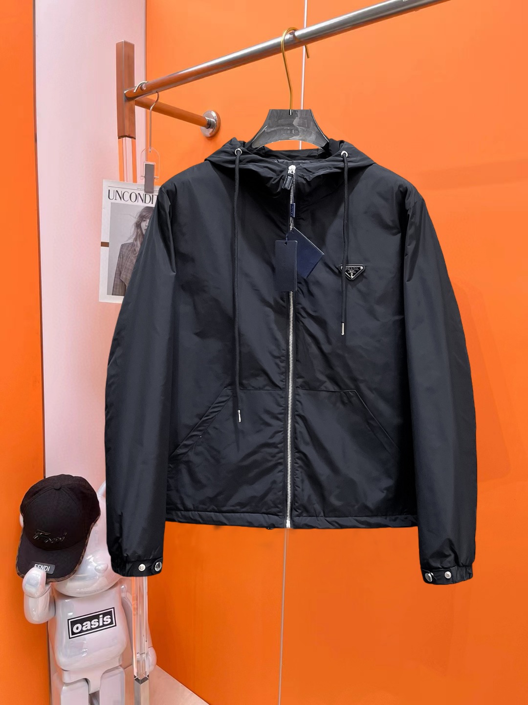 NO:647236,Prada's new 2025ss winter down jacket with all three standards is in perfect condition. It's comfortable and warm, and the color is full and attractive. The design is very outstanding, and it can easily enhance the sense of fashion. The workmanship is extremely sophisticated and rigorous, and the wiring is neat and meticulous!  A masterpiece from a famous designer!  The upper body does not look bloated and is super handsome!  Available sizes M ~ XXXL,,prada,jackets & coats,down jacket,alexander wang19860909普拉达 三标齐全 2025ss冬季新款羽绒棉服外套,秀场新品品相非常完美,舒适保暖,色泽饱满诱人,非常出彩的设计,轻松将时髦感进阶,做工极为考究严谨,走线工整细致！大牌设计师巨作！上身不显臃肿、超级帅气！现货码数M ～ XXXL,,prada,jackets & coats,down jacket,alexander wang,Men's clothing