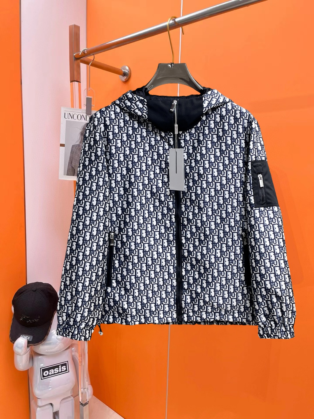 NO:647212,Dior's 2025 new autumn jacket, the new product on the show is in perfect condition, comfortable and warm, complete with three labels, full and attractive colors, very outstanding design, easily upgrades the fashion sense, extremely elegant and rigorous workmanship, neat and meticulous wiring!  A masterpiece from a famous designer!  The upper body does not look bloated and is super handsome!  Available sizes M ~ XXXL,,dior,jackets & coats,jackets & coats,alexander wang19860909迪奥 2025秋季新款夹克外套,秀场新品品相非常完美,舒适保暖,三标齐全色泽饱满诱人,非常出彩的设计,轻松将时髦感进阶,做工极为考究严谨,走线工整细致！大牌设计师巨作！上身不显臃肿、超级帅气！现货码数M ～ XXXL,,dior,jackets & coats,jackets & coats,alexander wang,Men's clothing