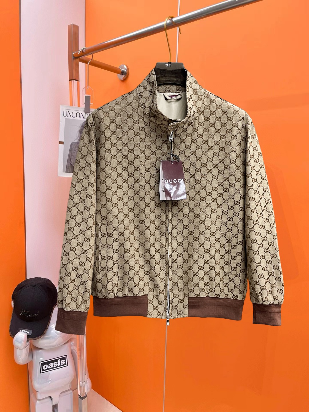 NO:647215,Gucci 2025 new autumn jacket, the new product on the show is in perfect condition, comfortable and warm, complete with three colors, full and attractive color, very outstanding design, easily upgrades the fashion sense, extremely elegant and rigorous workmanship, neat and meticulous wiring!  A masterpiece from a famous designer!  The upper body does not look bloated and is super handsome!  Available size M ~ XXXL,,jackets & coats,jackets & coats,alexander wang19860909古奇 2025秋季新款夹克外套,秀场新品品相非常完美,舒适保暖,三标齐全色泽饱满诱人,非常出彩的设计,轻松将时髦感进阶,做工极为考究严谨,走线工整细致！大牌设计师巨作！上身不显臃肿、超级帅气！现货码数M ～ XXXL,,jackets & coats,jackets & coats,alexander wang,Men's clothing