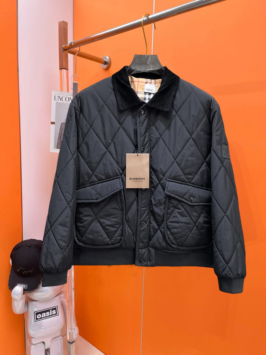 NO:647241,Burberry's new 2025ss winter down jacket with all three standards, the new product on the show is in perfect condition, comfortable and warm, the color is full and attractive, the design is very outstanding, it can easily enhance the fashion sense, the workmanship is extremely sophisticated and rigorous, and the wiring is neat and meticulous!  A masterpiece from a famous designer!  The upper body does not look bloated and is super handsome!  Available sizes M ~ XXXL,,burberry,jackets & coats,down jacket,alexander wang19860909巴宝莉 三标齐全 2025ss冬季新款羽绒棉服外套,秀场新品品相非常完美,舒适保暖,色泽饱满诱人,非常出彩的设计,轻松将时髦感进阶,做工极为考究严谨,走线工整细致！大牌设计师巨作！上身不显臃肿、超级帅气！现货码数M ～ XXXL,,burberry,jackets & coats,down jacket,alexander wang,Men's clothing