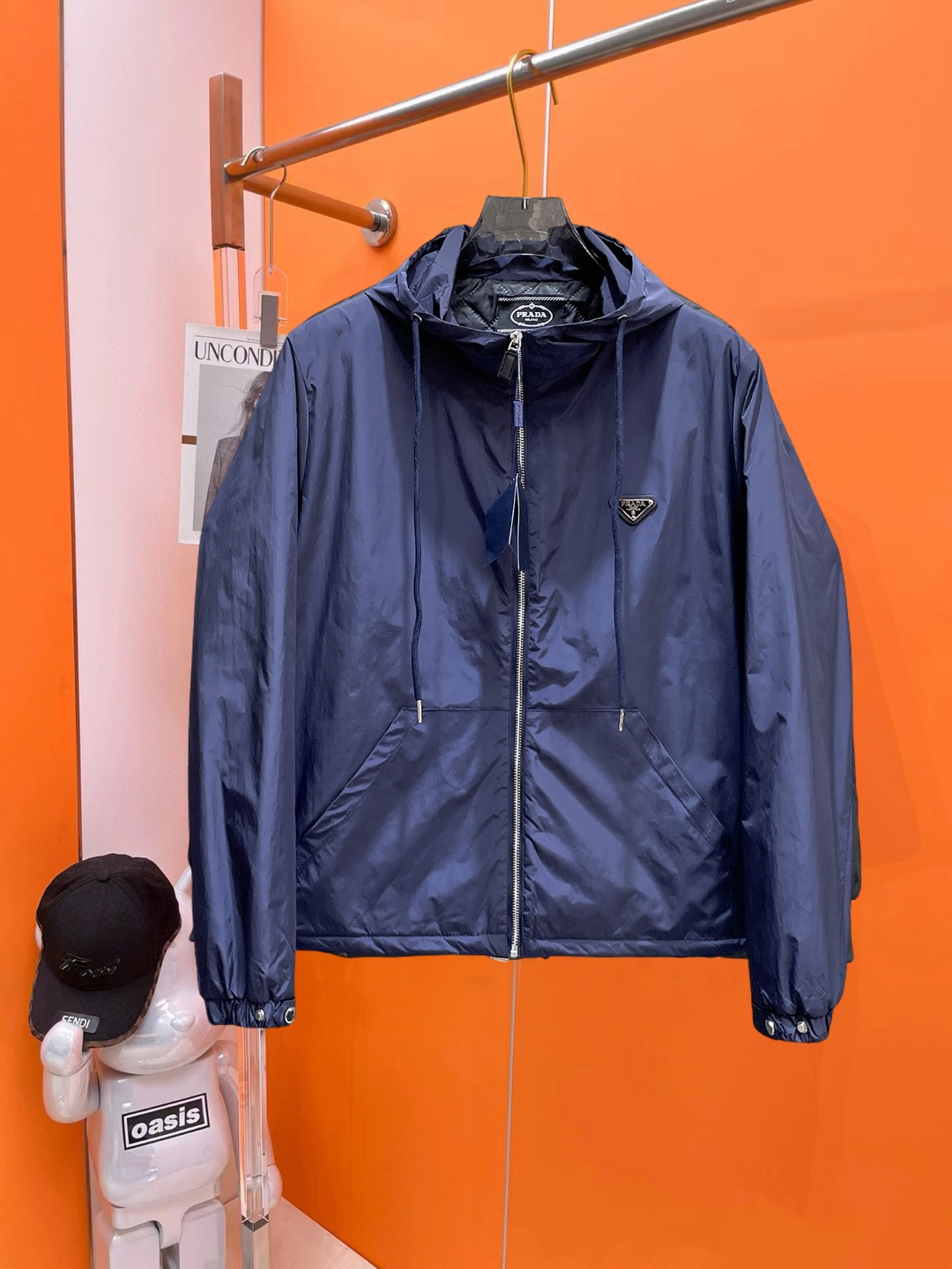 NO:647246,Prada's new 2025ss winter down jacket with all three standards is in perfect condition. It's comfortable and warm, and the color is full and attractive. The design is very outstanding, and it can easily enhance the sense of fashion. The workmanship is extremely sophisticated and rigorous, and the wiring is neat and meticulous!  A masterpiece from a famous designer!  The upper body does not look bloated and is super handsome!  Available sizes M ~ XXXL,,prada,jackets & coats,down jacket,alexander wang19860909普拉达 三标齐全 2025ss冬季新款羽绒棉服外套,秀场新品品相非常完美,舒适保暖,色泽饱满诱人,非常出彩的设计,轻松将时髦感进阶,做工极为考究严谨,走线工整细致！大牌设计师巨作！上身不显臃肿、超级帅气！现货码数M ～ XXXL,,prada,jackets & coats,down jacket,alexander wang,Men's clothing