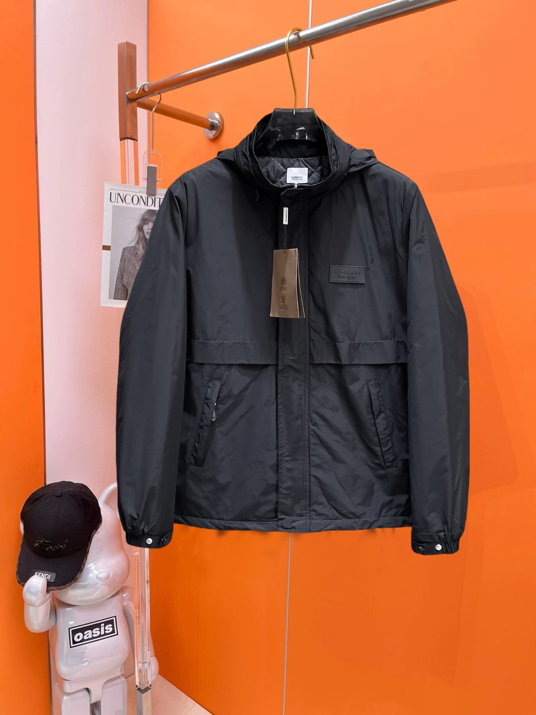 NO:647252,Burberry's new 2025ss winter down jacket with all three standards, the new product on the show is in perfect condition, comfortable and warm, the color is full and attractive, the design is very outstanding, it can easily enhance the fashion sense, the workmanship is extremely sophisticated and rigorous, and the wiring is neat and meticulous!  A masterpiece from a famous designer!  The upper body does not look bloated and is super handsome!  Available sizes M ~ XXXL,,burberry,jackets & coats,down jacket,alexander wang19860909巴宝莉 三标齐全 2025ss冬季新款羽绒棉服外套,秀场新品品相非常完美,舒适保暖,色泽饱满诱人,非常出彩的设计,轻松将时髦感进阶,做工极为考究严谨,走线工整细致！大牌设计师巨作！上身不显臃肿、超级帅气！现货码数M ～ XXXL,,burberry,jackets & coats,down jacket,alexander wang,Men's clothing