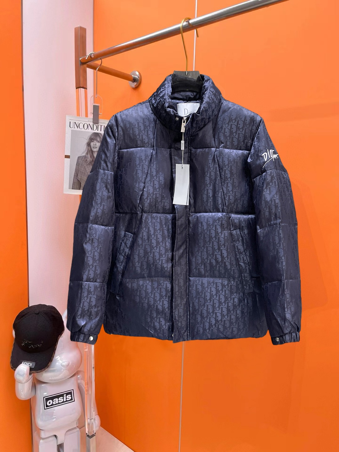 NO:681924,Dior's new ss winter down jacket with all three standards, the new product on the show is in perfect condition, comfortable and warm, the color is full and attractive, the design is very outstanding, it can easily enhance the fashion sense, the workmanship is extremely sophisticated and rigorous, and the wiring is neat and meticulous!  A masterpiece from a famous designer!  The upper body does not look bloated and is super handsome!  Available sizes M ~ XXXL,, dior, jackets & coats, down jacket,19860909迪奥 三标齐全 ss冬季新款羽绒棉服外套,秀场新品品相非常完美,舒适保暖,色泽饱满诱人,非常出彩的设计,轻松将时髦感进阶,做工极为考究严谨,走线工整细致！大牌设计师巨作！上身不显臃肿、超级帅气！现货码数M ～ XXXL,,dior,jackets & coats,down jacket,,Men's clothing