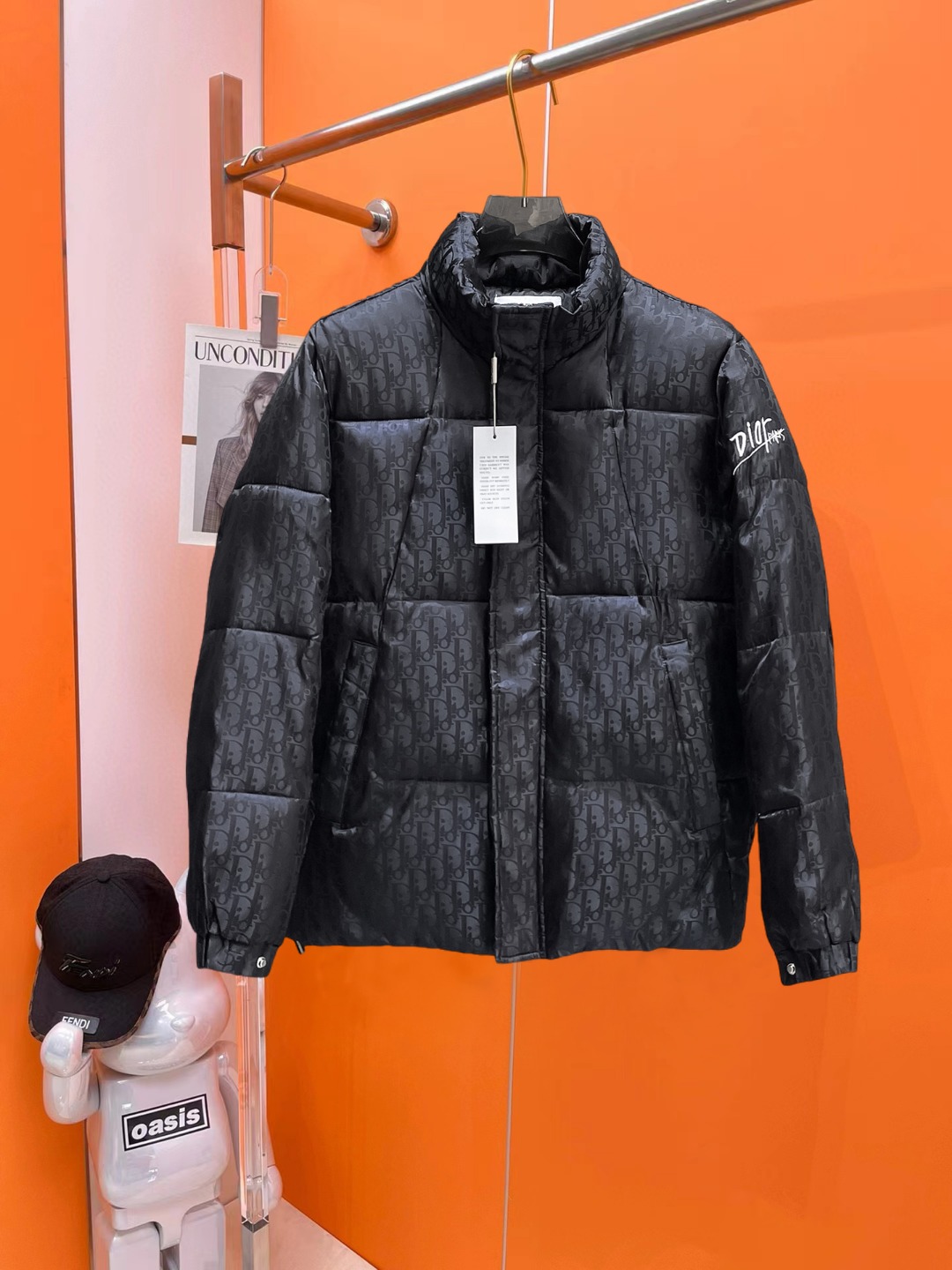 NO:647208,Dior's 2025ss new winter down jacket with complete three standards, the new product on the show is in perfect condition, comfortable and warm, the color is full and attractive, the design is very brilliant, it can easily enhance the fashion sense, the workmanship is extremely sophisticated and rigorous, and the wiring is neat and meticulous!  A masterpiece from a famous designer!  The upper body does not look bloated and is super handsome!  Available sizes M ~ XXXL,,dior,jackets & coats,down jacket,alexander wang19860909迪奥 三标齐全 2025ss冬季新款羽绒棉服外套,秀场新品品相非常完美,舒适保暖,色泽饱满诱人,非常出彩的设计,轻松将时髦感进阶,做工极为考究严谨,走线工整细致！大牌设计师巨作！上身不显臃肿、超级帅气！现货码数M ～ XXXL,,dior,jackets & coats,down jacket,alexander wang,Men's clothing