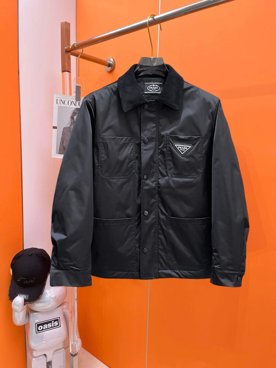 NO:647221,Prada's new 2025ss winter down jacket with all three standards is in perfect condition. It's comfortable and warm, and the color is full and attractive. The design is very outstanding, and it can easily enhance the sense of fashion. The workmanship is extremely sophisticated and rigorous, and the wiring is neat and meticulous!  A masterpiece from a famous designer!  The upper body does not look bloated and is super handsome!  Available sizes M ~ XXXL,,prada,jackets & coats,down jacket,alexander wang19860909普拉达 三标齐全 2025ss冬季新款羽绒棉服外套,秀场新品品相非常完美,舒适保暖,色泽饱满诱人,非常出彩的设计,轻松将时髦感进阶,做工极为考究严谨,走线工整细致！大牌设计师巨作！上身不显臃肿、超级帅气！现货码数M ～ XXXL,,prada,jackets & coats,down jacket,alexander wang,Men's clothing