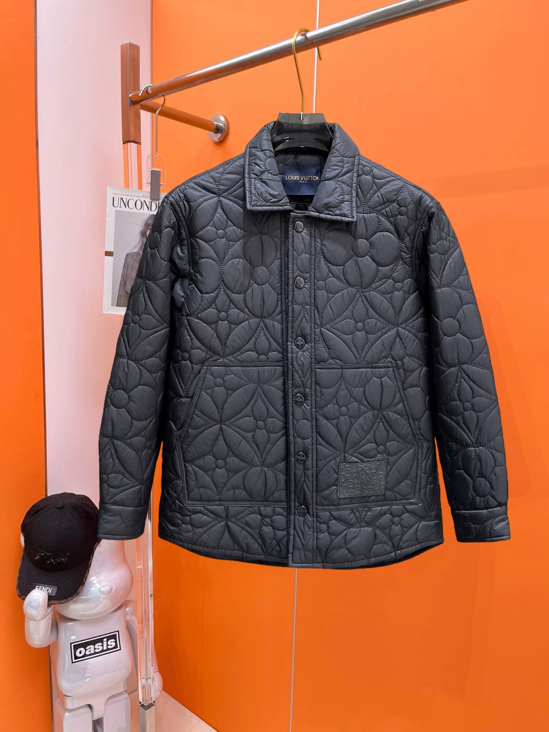NO:647233,LV three-standard complete 2025ss winter new down jacket, the new product on the show is in perfect condition, comfortable and warm, the color is full and attractive, the design is very outstanding, it can easily enhance the fashion sense, the workmanship is extremely sophisticated and rigorous, and the wiring is neat and meticulous!  A masterpiece from a famous designer!  The upper body does not look bloated and is super handsome!  Available sizes M ~ XXXL,,louis vuitton,jackets & coats,down jacket,alexander wang19860909LV 三标齐全 2025ss冬季新款羽绒棉服外套,秀场新品品相非常完美,舒适保暖,色泽饱满诱人,非常出彩的设计,轻松将时髦感进阶,做工极为考究严谨,走线工整细致！大牌设计师巨作！上身不显臃肿、超级帅气！现货码数M ～ XXXL,,louis vuitton,jackets & coats,down jacket,alexander wang,Men's clothing