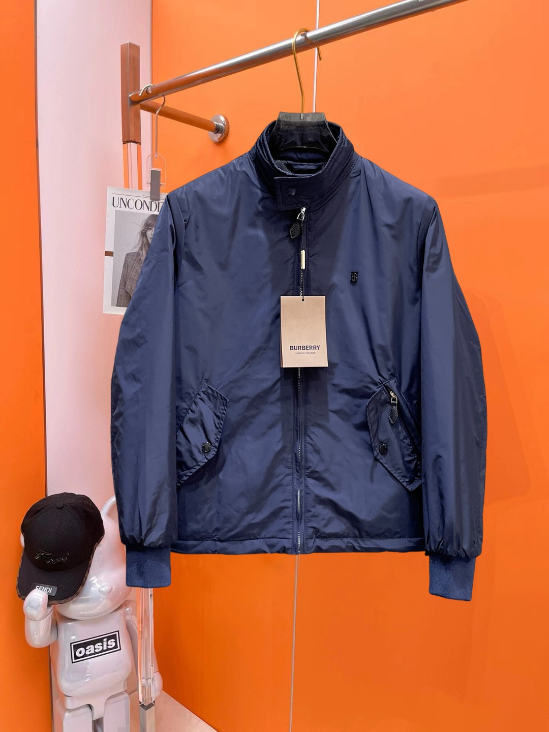 NO:681933,Burberry's three-standard complete ss new winter down jacket, the new product on the show is in perfect condition, comfortable and warm, the color is full and attractive, the very outstanding design can easily enhance the fashion sense, the workmanship is extremely sophisticated and rigorous, and the wiring is neat and meticulous!  A masterpiece from a famous designer!  The upper body does not look bloated and is super handsome!  Available sizes M ~ XXXL,,burberry,jackets & coats,down jacket,19860909巴宝莉 三标齐全 ss冬季新款羽绒棉服外套,秀场新品品相非常完美,舒适保暖,色泽饱满诱人,非常出彩的设计,轻松将时髦感进阶,做工极为考究严谨,走线工整细致！大牌设计师巨作！上身不显臃肿、超级帅气！现货码数M ～ XXXL,,burberry,jackets & coats,down jacket,,Men's clothing