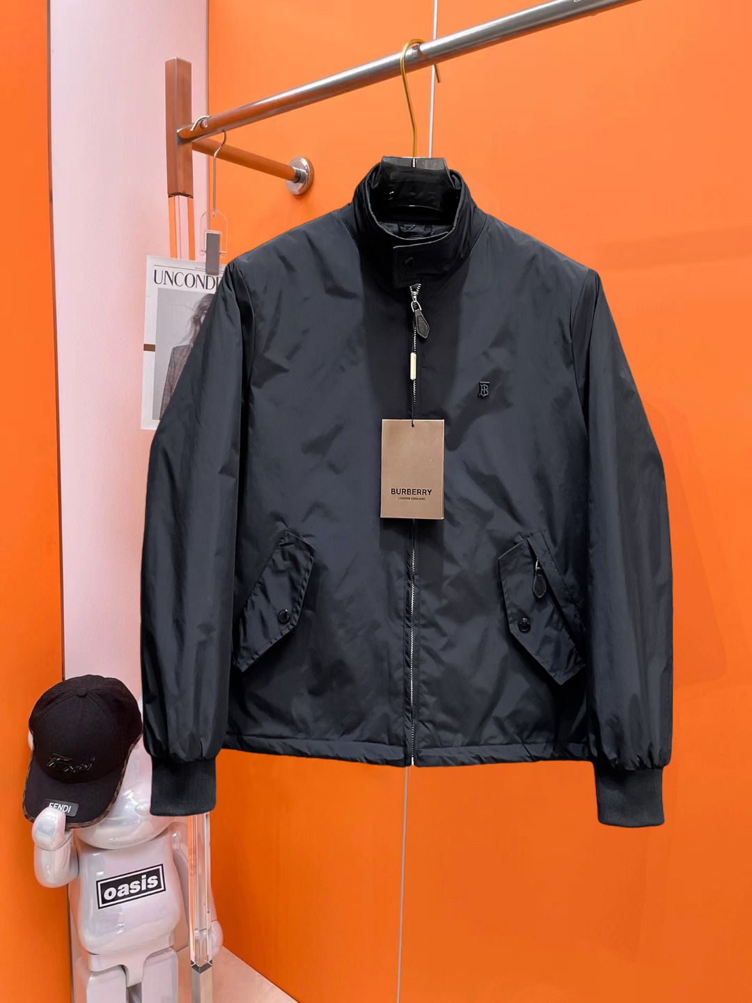 NO:647227,Burberry's new 2025ss winter down jacket with all three standards, the new product on the show is in perfect condition, comfortable and warm, the color is full and attractive, the design is very outstanding, it can easily enhance the fashion sense, the workmanship is extremely sophisticated and rigorous, and the wiring is neat and meticulous!  A masterpiece from a famous designer!  The upper body does not look bloated and is super handsome!  Available sizes M ~ XXXL,,burberry,jackets & coats,down jacket,alexander wang19860909巴宝莉 三标齐全 2025ss冬季新款羽绒棉服外套,秀场新品品相非常完美,舒适保暖,色泽饱满诱人,非常出彩的设计,轻松将时髦感进阶,做工极为考究严谨,走线工整细致！大牌设计师巨作！上身不显臃肿、超级帅气！现货码数M ～ XXXL,,burberry,jackets & coats,down jacket,alexander wang,Men's clothing