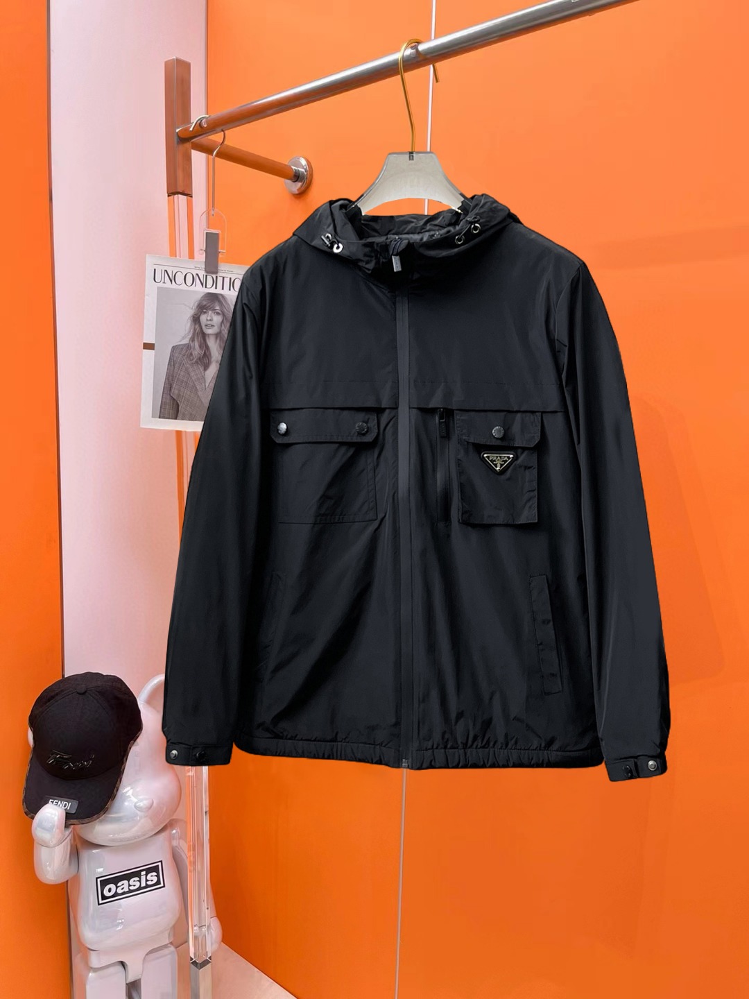 NO:647232,Prada's new 2025ss winter down jacket with all three standards is in perfect condition. It's comfortable and warm, and the color is full and attractive. The design is very outstanding, and it can easily enhance the sense of fashion. The workmanship is extremely sophisticated and rigorous, and the wiring is neat and meticulous!  A masterpiece from a famous designer!  The upper body does not look bloated and is super handsome!  Available sizes M ~ XXXL,,prada,jackets & coats,down jacket,alexander wang19860909普拉达 三标齐全 2025ss冬季新款羽绒棉服外套,秀场新品品相非常完美,舒适保暖,色泽饱满诱人,非常出彩的设计,轻松将时髦感进阶,做工极为考究严谨,走线工整细致！大牌设计师巨作！上身不显臃肿、超级帅气！现货码数M ～ XXXL,,prada,jackets & coats,down jacket,alexander wang,Men's clothing