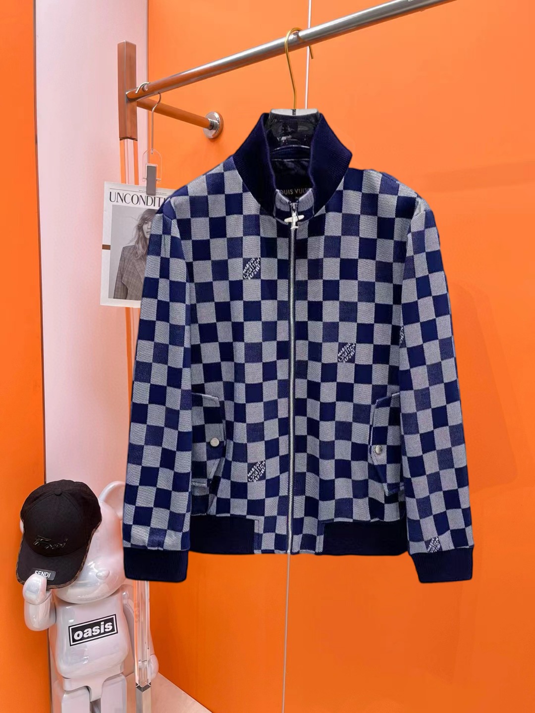 NO:647222,LV 2025 autumn new jacket, the new product on the show is in perfect condition, comfortable and warm, complete with three labels, full and attractive color, very outstanding design, easily upgrades the fashion sense, extremely sophisticated workmanship, neat and meticulous wiring!  A masterpiece from a famous designer!  The upper body does not look bloated and is super handsome!  Available sizes M ~ XXXL,,louis vuitton,jackets & coats,jackets & coats,alexander wang19860909Lv 2025秋季新款夹克外套,秀场新品品相非常完美,舒适保暖,三标齐全色泽饱满诱人,非常出彩的设计,轻松将时髦感进阶,做工极为考究严谨,走线工整细致！大牌设计师巨作！上身不显臃肿、超级帅气！现货码数M ～ XXXL,,louis vuitton,jackets & coats,jackets & coats,alexander wang,Men's clothing