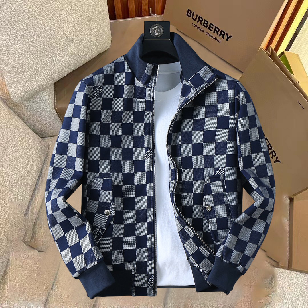 NO:731167,Support replacement after the year!  LV 2025 autumn new jacket, the new product on the show is in perfect condition, comfortable and warm, complete with three labels, full and attractive color, very outstanding design, easily upgrades the fashion sense, extremely sophisticated workmanship, neat and meticulous wiring!  A masterpiece from a famous designer!  The upper body does not look bloated and is super handsome!  Available size M ~ XXXL,,louis vuitton,jackets & coats,jackets & coats,19860909支持年后退换！ Lv 2025秋季新款夹克外套,秀场新品品相非常完美,舒适保暖,三标齐全色泽饱满诱人,非常出彩的设计,轻松将时髦感进阶,做工极为考究严谨,走线工整细致！大牌设计师巨作！上身不显臃肿、超级帅气！现货码数M ～ XXXL,,louis vuitton,jackets & coats,jackets & coats,,Men's clothing