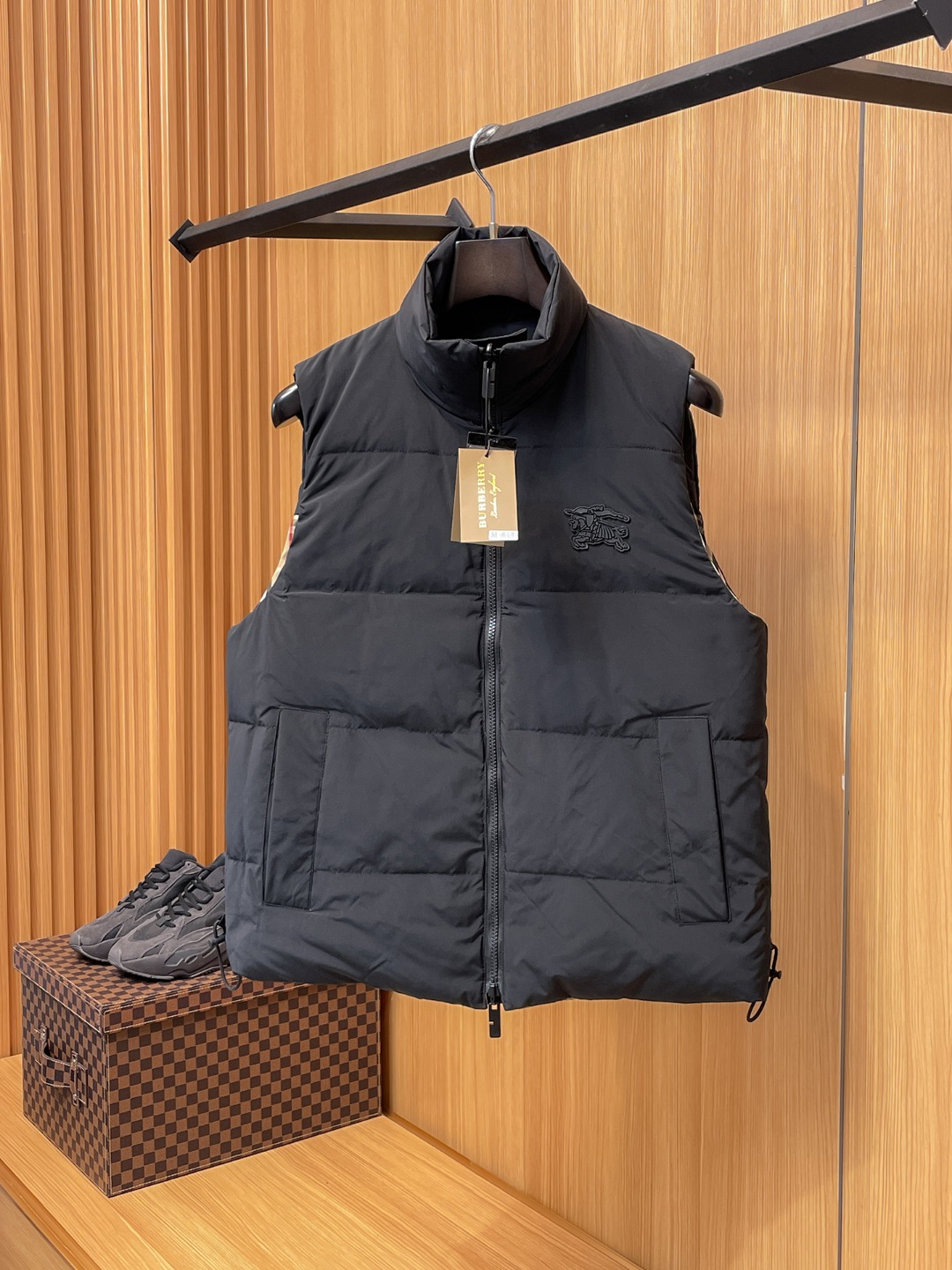 NO:647242,Burberry's new 2025 autumn and winter down vests, all 90 down. With the classic logo combination, it is full of visual impact at first sight. It has better thermal insulation performance, is light and not heavy, and has good fluff recovery after compression, and it can gather heat and lock in temperature!  Personalized color matching design, fresh and energetic!  There are too many versions circulating in the market. In addition to the different fabrics and workmanship, the biggest difference is that the filling is not goose down at all but feather silk or velvet, etc., and it is not easy to distinguish for those who don’t understand. In addition, the fabrics and workmanship are definitely not of the same level. In short, look for us and you will never go astray. All the exclusive full colors are purchased from genuine development. If you understand the quality of our down jackets, you can safely recommend it with your eyes closed. The three standards are complete!  Uniform series for men and women!  Size M-3XL. Can be worn up to 200 pounds, burberry, down jacket, alexander wang19860909巴宝莉 2025秋冬新款羽绒马甲,全部90绒的.带着经典的Logo组合搭配,第一眼看到就是满满的视觉冲击,保暖性能更出色,轻便不厚重,且压缩后的蓬松度恢复性好,聚热锁温！个性的拼色设计,清新有活力！市面流通的版本实在太多了,除了面料做工不同外,最大的区别就是填充物根本不是鹅绒而是羽丝或手感绒等等,而不懂的根本不容易区分.另外面料和做工也绝对不是一个级别,总之认准我们,让你绝对不跑偏,独家全色全部购入正版开发,懂我们家羽绒服质量的,完全可以放心闭眼推.三标齐全！男女同款系列！码数M-3XL.最大穿到200斤,,burberry,down jacket,alexander wang,Men's clothing