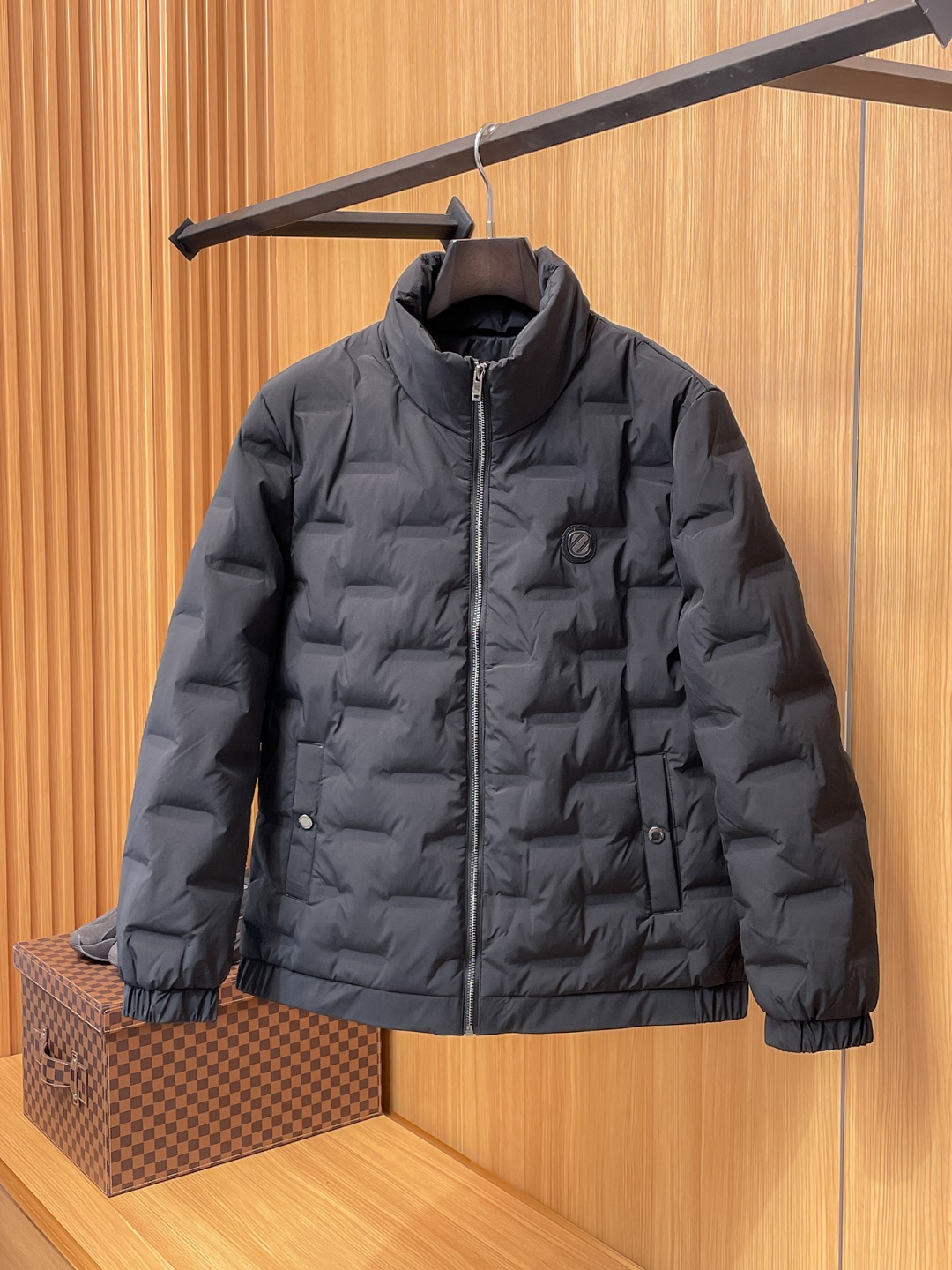 NO:647210,Ermenegildo Zegna's new 2025 autumn and winter down jacket. This is known as the most expensive down jacket in the world, with 90 down in total. With a classic logo combination, it is full of visual impact at first sight. It has better thermal insulation performance, is light and not heavy, and has good loft recovery after compression, and it can gather heat and lock in temperature!  Personalized color matching design, fresh and energetic!  There are too many versions circulating in the market. In addition to the different fabrics and workmanship, the biggest difference is that the filling is not goose down at all but feather silk or velvet, etc., and it is not easy to distinguish for those who don’t understand. In addition, the fabrics and workmanship are definitely not of the same level. In short, look for us and you will never go astray. All the exclusive full colors are purchased from genuine development. If you understand the quality of our down jackets, you can safely recommend it with your eyes closed. The three standards are complete!  Uniform series for men and women!  Size M-3XL. Can be worn up to 200 pounds,,zegna,down jacket,alexander wang19860909杰尼亚 2025秋冬新款羽绒服.这款号称羽绒服届最贵的,全部90绒的.带着经典的Logo组合搭配,第一眼看到就是满满的视觉冲击,保暖性能更出色,轻便不厚重,且压缩后的蓬松度恢复性好,聚热锁温！个性的拼色设计,清新有活力！市面流通的版本实在太多了,除了面料做工不同外,最大的区别就是填充物根本不是鹅绒而是羽丝或手感绒等等,而不懂的根本不容易区分.另外面料和做工也绝对不是一个级别,总之认准我们,让你绝对不跑偏,独家全色全部购入正版开发,懂我们家羽绒服质量的,完全可以放心闭眼推.三标齐全！男女同款系列！码数M-3XL.最大穿到200斤,,zegna,down jacket,alexander wang,Men's clothing