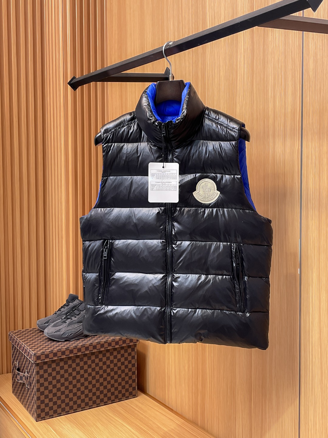 NO:647237,Mengkou's 2025 autumn and winter new down vest, all 90 down. With the classic logo combination, it is full of visual impact at first sight. It has better thermal insulation performance, is light and not heavy, and has good fluff recovery after compression, and it can gather heat and lock in temperature!  Personalized color matching design, fresh and energetic!  There are too many versions circulating in the market. In addition to the different fabrics and workmanship, the biggest difference is that the filling is not goose down at all but feather silk or velvet, etc., and it is not easy to distinguish for those who don’t understand. In addition, the fabrics and workmanship are definitely not of the same level. In short, look for us and you will never go astray. All the exclusive full colors are purchased from genuine development. If you understand the quality of our down jackets, you can safely recommend it with your eyes closed. The three standards are complete!  Uniform series for men and women!  Size M-3XL. Can be worn up to 200 pounds, Moncler, down jacket, alexander wang19860909蒙口 2025秋冬新款羽绒马甲,全部90绒的.带着经典的Logo组合搭配,第一眼看到就是满满的视觉冲击,保暖性能更出色,轻便不厚重,且压缩后的蓬松度恢复性好,聚热锁温！个性的拼色设计,清新有活力！市面流通的版本实在太多了,除了面料做工不同外,最大的区别就是填充物根本不是鹅绒而是羽丝或手感绒等等,而不懂的根本不容易区分.另外面料和做工也绝对不是一个级别,总之认准我们,让你绝对不跑偏,独家全色全部购入正版开发,懂我们家羽绒服质量的,完全可以放心闭眼推.三标齐全！男女同款系列！码数M-3XL.最大穿到200斤,,Moncler,down jacket,alexander wang,Men's clothing