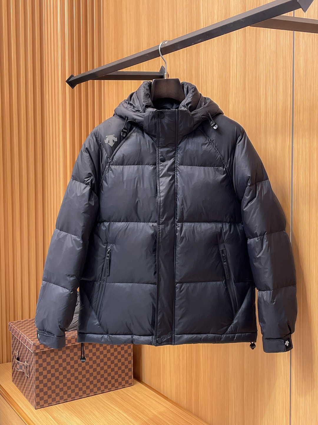 NO:647253,Descente's new 2025 autumn and winter down jacket. This is known as the most expensive down jacket in the world, all 90 down. With a classic logo combination, it is full of visual impact at first sight. It has better thermal insulation performance, is light and not heavy, and has good loft recovery after compression, and it can gather heat and lock in temperature!  Personalized color matching design, fresh and energetic!  There are too many versions circulating in the market. In addition to the different fabrics and workmanship, the biggest difference is that the filling is not goose down at all but feather silk or velvet, etc., and it is not easy to distinguish for those who don’t understand. In addition, the fabrics and workmanship are definitely not of the same level. In short, look for us and you will never go astray. All the exclusive full colors are purchased from genuine development. If you understand the quality of our down jackets, you can safely recommend it with your eyes closed. The three standards are complete!  Uniform series for men and women!  Size M-3XL. Can be worn up to 200 pounds,,down jacket,alexander wang19860909迪桑特 2025秋冬新款羽绒服.这款号称羽绒服届最贵的,全部90绒的.带着经典的Logo组合搭配,第一眼看到就是满满的视觉冲击,保暖性能更出色,轻便不厚重,且压缩后的蓬松度恢复性好,聚热锁温！个性的拼色设计,清新有活力！市面流通的版本实在太多了,除了面料做工不同外,最大的区别就是填充物根本不是鹅绒而是羽丝或手感绒等等,而不懂的根本不容易区分.另外面料和做工也绝对不是一个级别,总之认准我们,让你绝对不跑偏,独家全色全部购入正版开发,懂我们家羽绒服质量的,完全可以放心闭眼推.三标齐全！男女同款系列！码数M-3XL.最大穿到200斤,,down jacket,alexander wang,Men's clothing