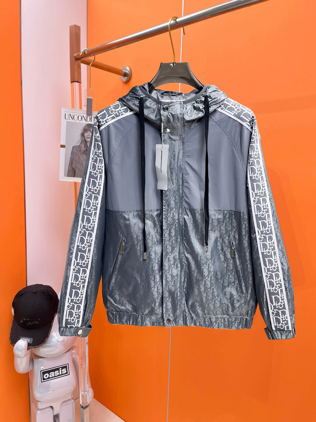 NO:647228,Dior's 2025 new autumn jacket, the new product on the show is in perfect condition, comfortable and warm, complete with three labels, full and attractive colors, very outstanding design, easily upgrades the fashion sense, extremely elegant and rigorous workmanship, neat and meticulous wiring!  A masterpiece from a famous designer!  The upper body does not look bloated and is super handsome!  Available sizes M ~ XXXL,,dior,jackets & coats,jackets & coats,alexander wang19860909迪奥 2025秋季新款夹克外套,秀场新品品相非常完美,舒适保暖,三标齐全色泽饱满诱人,非常出彩的设计,轻松将时髦感进阶,做工极为考究严谨,走线工整细致！大牌设计师巨作！上身不显臃肿、超级帅气！现货码数M ～ XXXL,,dior,jackets & coats,jackets & coats,alexander wang,Men's clothing